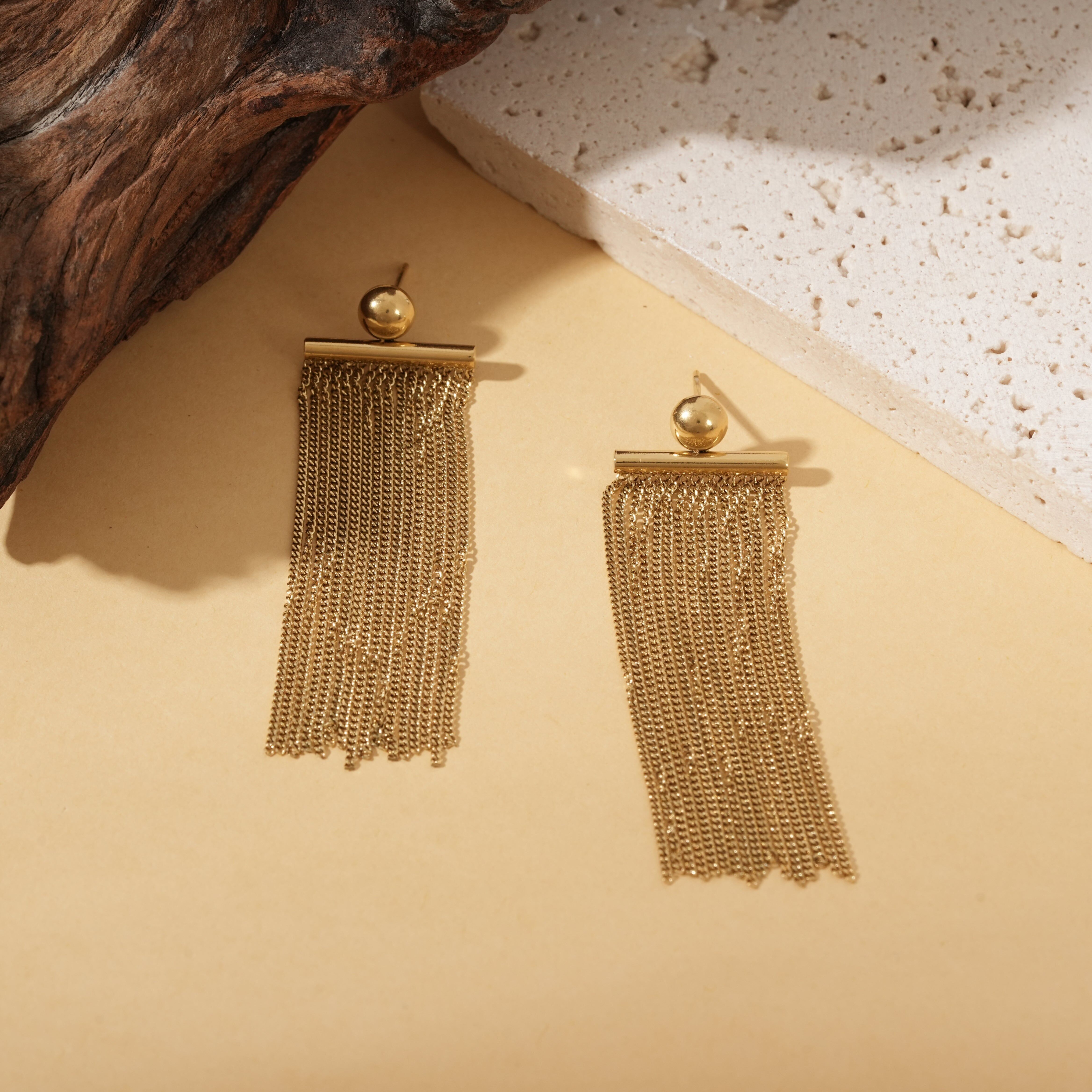 Orecchini pendenti color oro con frange a catena sottile e perno a sfera