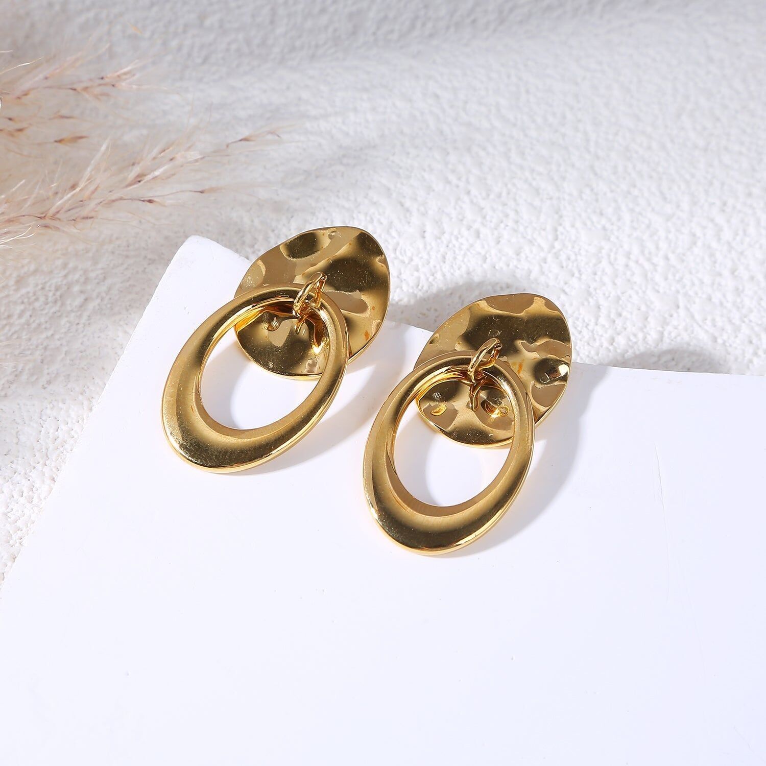 Orecchini pendenti color oro con medaglione martellato e anello ovale liscio