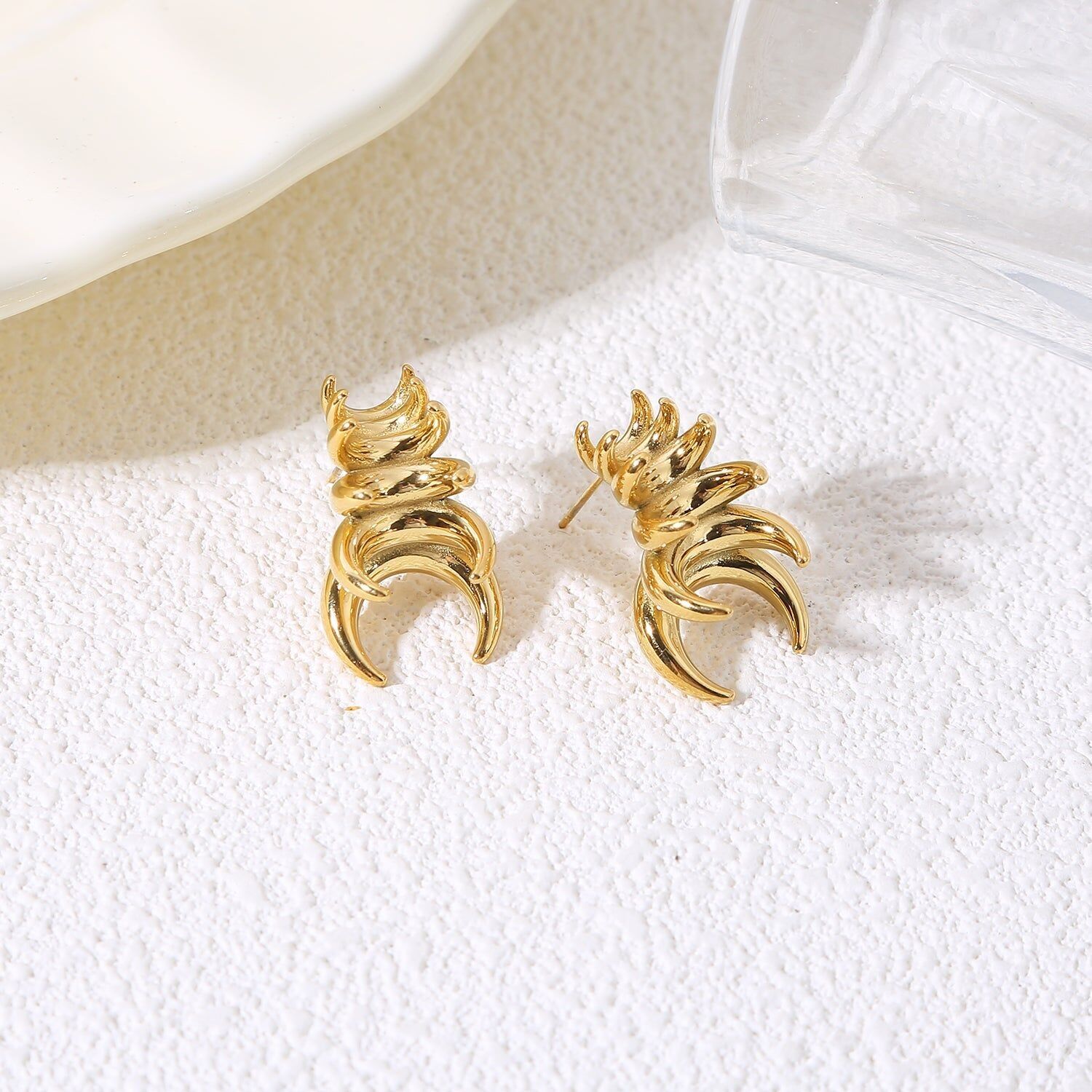 Orecchini pendenti a forma di mezzaluna sovrapposta, placcati in oro, con effetto specchiato