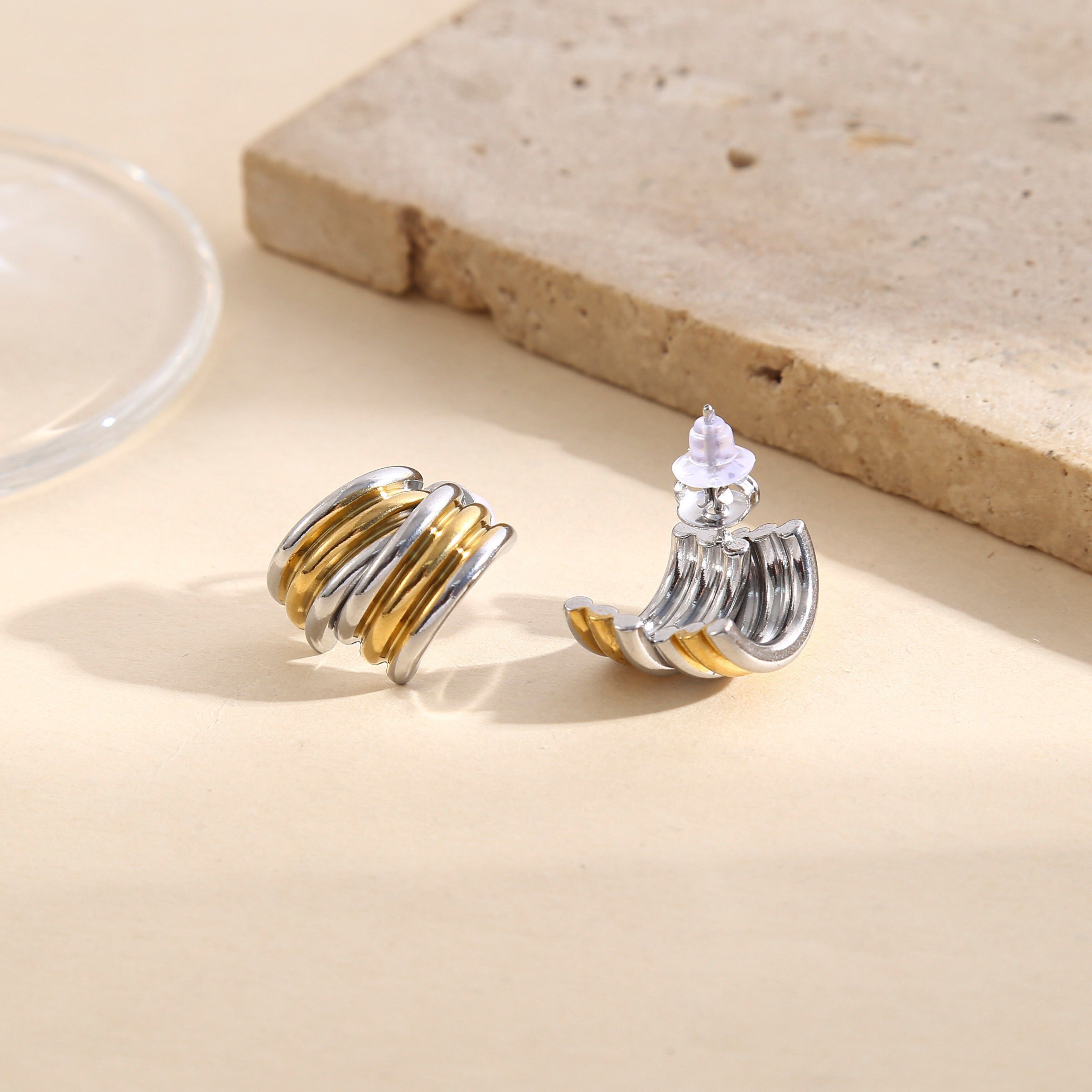 Orecchini bicolore in oro e argento con cerchi larghi intrecciati ed effetto specchio