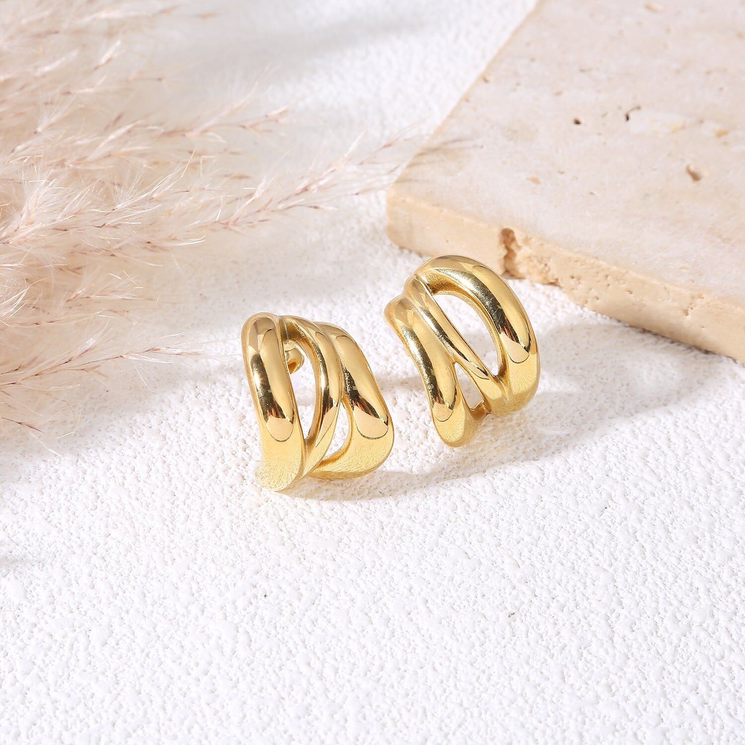 Grandi orecchini in oro con doppi anelli intrecciati ed effetto specchio