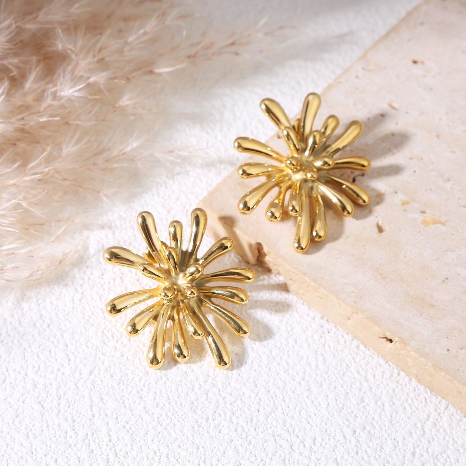 Orecchini placcati in oro con motivo a fuochi d'artificio ed effetto bombato lucido