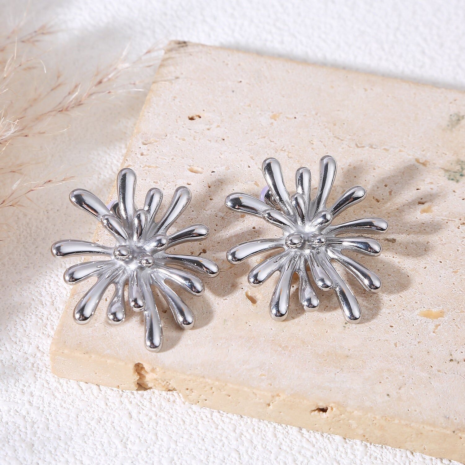 Orecchini placcati in argento con motivo a fuochi d'artificio ed effetto bombato lucido