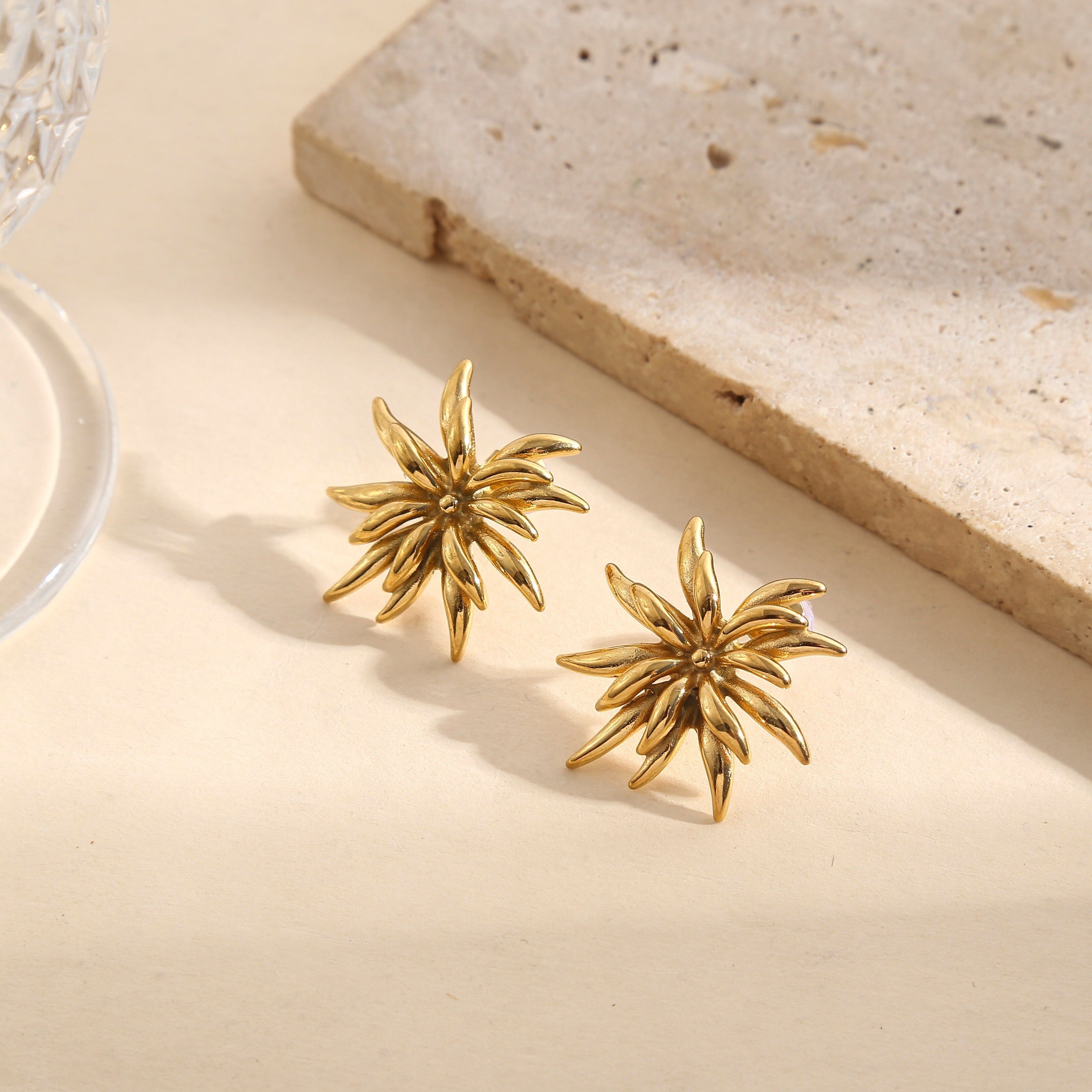 Orecchini a forma di stella cadente placcati in oro con bracci allungati e finitura satinata