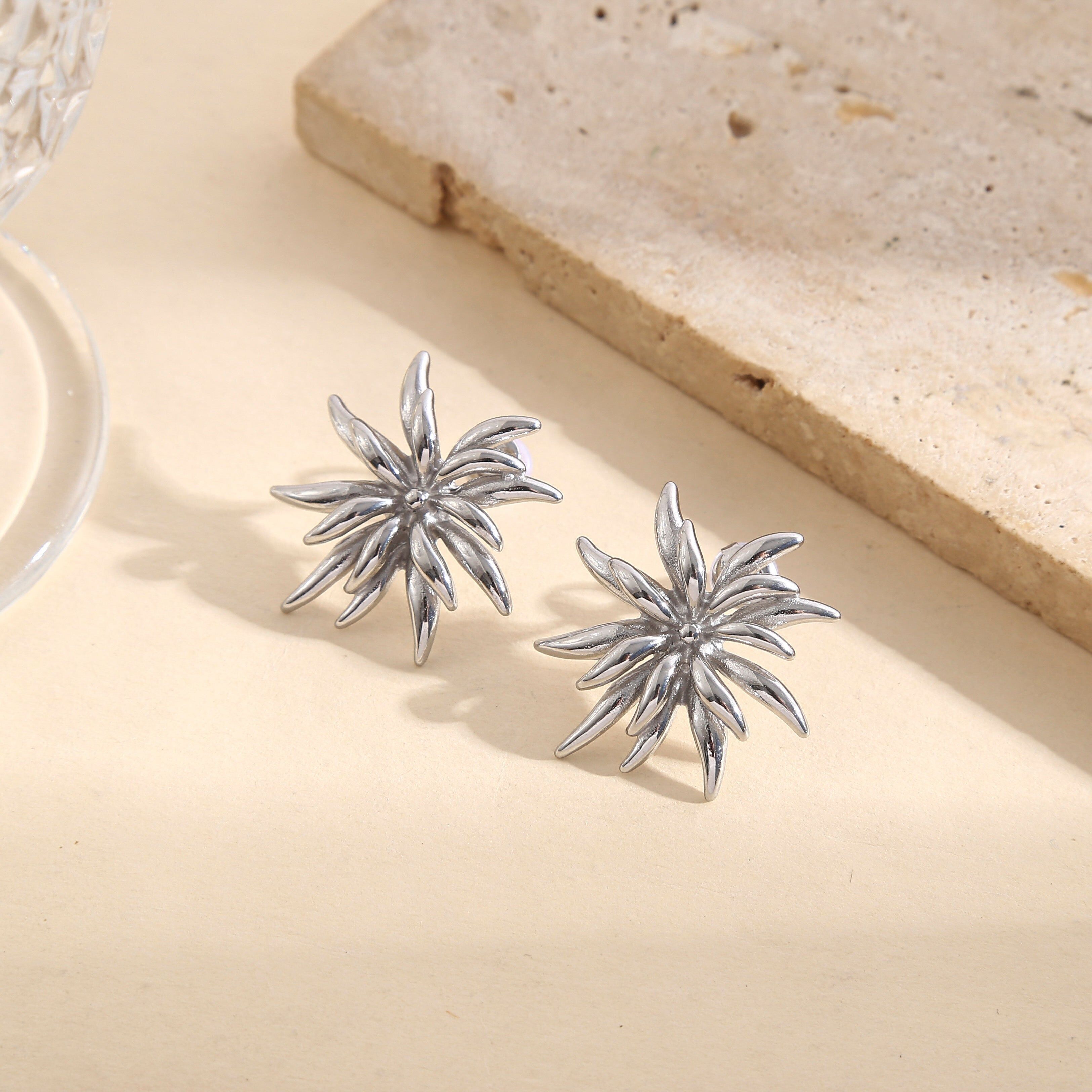 Orecchini a forma di stella cadente placcati in argento con bracci allungati e finitura satinata