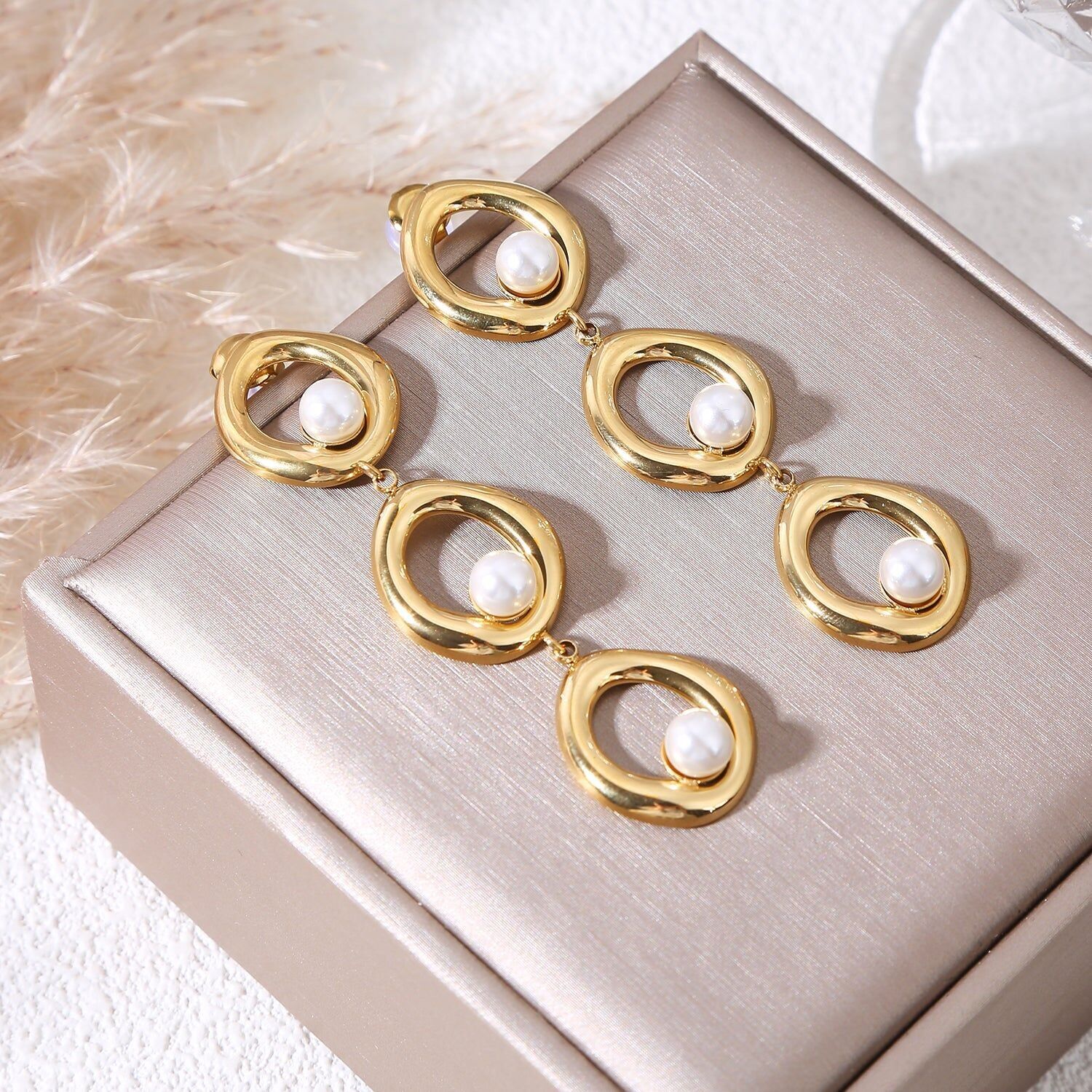 Orecchini pendenti placcati in oro con tre cerchi con finitura a specchio e perle