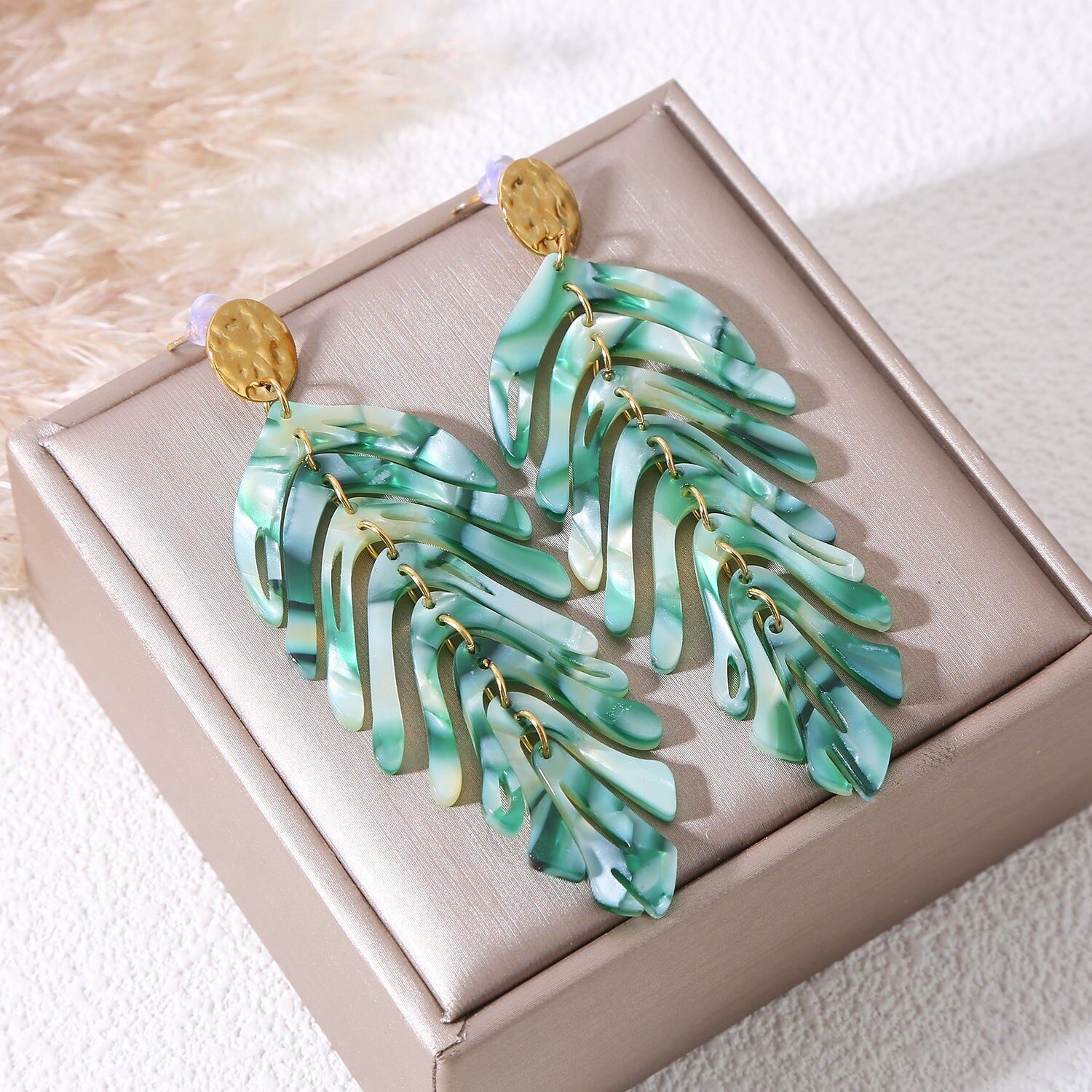 Orecchini pendenti color oro con foglie articolate in resina verde