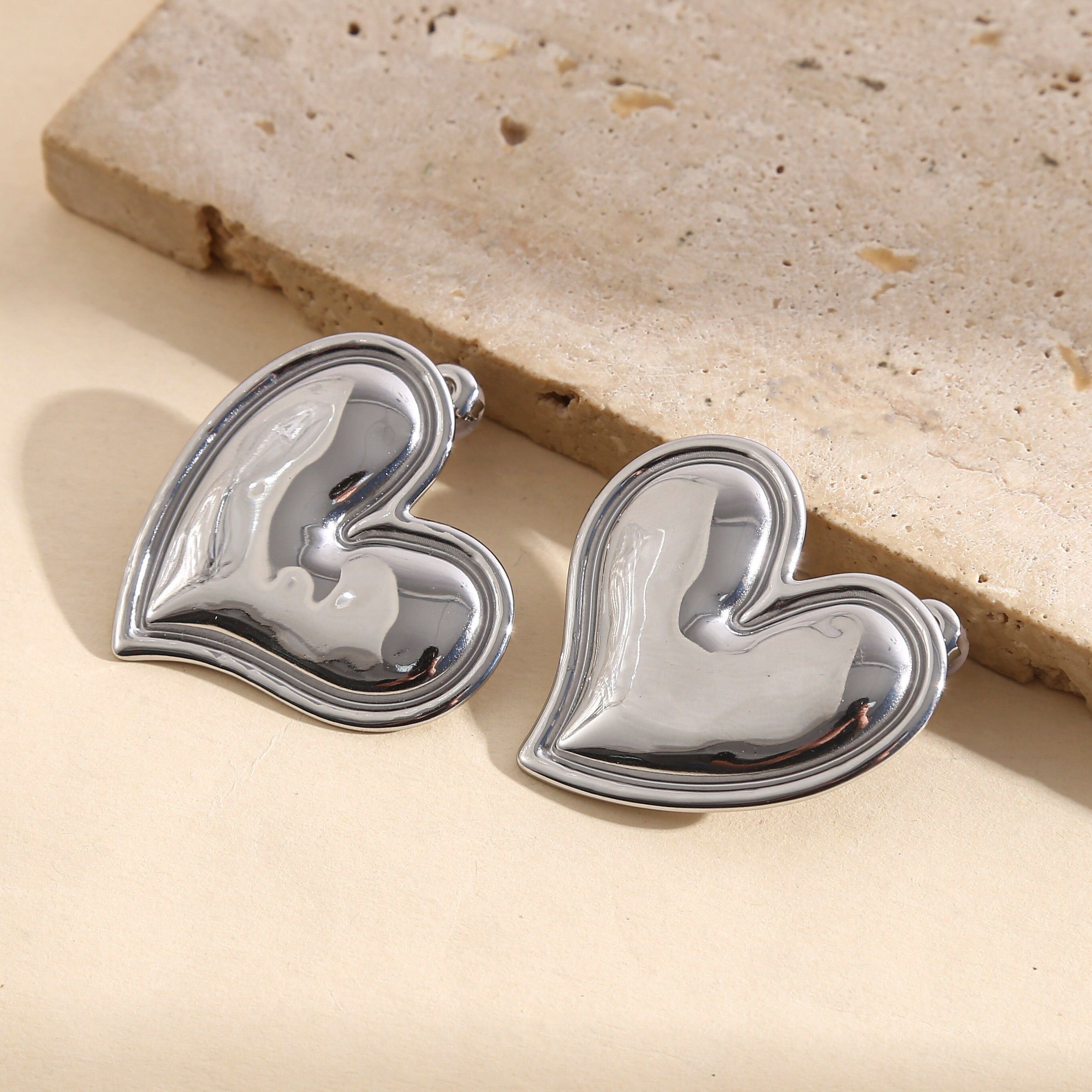 Orecchini a forma di cuore bombato in argento con effetto specchio