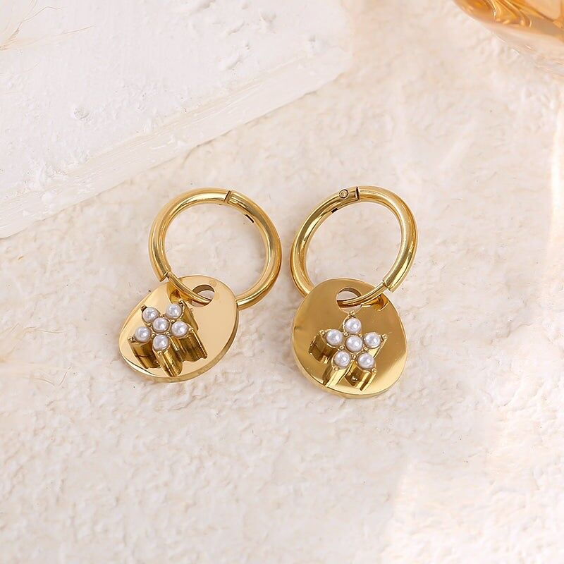 Orecchini a cerchio placcati in oro con medaglione decorato con un fiore di perla bianca