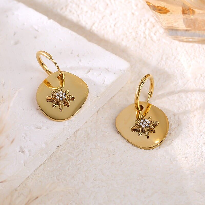 Orecchini a cerchio color oro con medaglione martellato decorato con una stella e mini perle