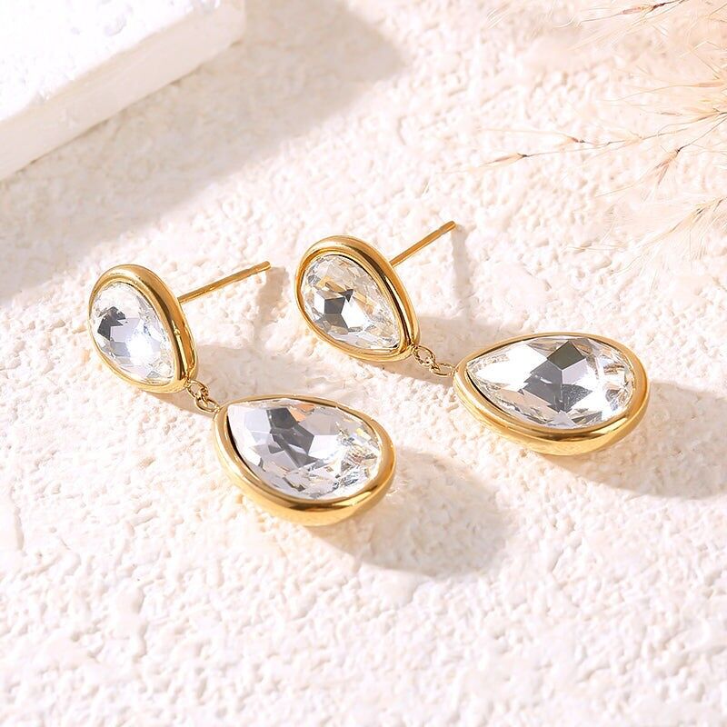 Orecchini pendenti in oro con 2 gocce in vetro bianco