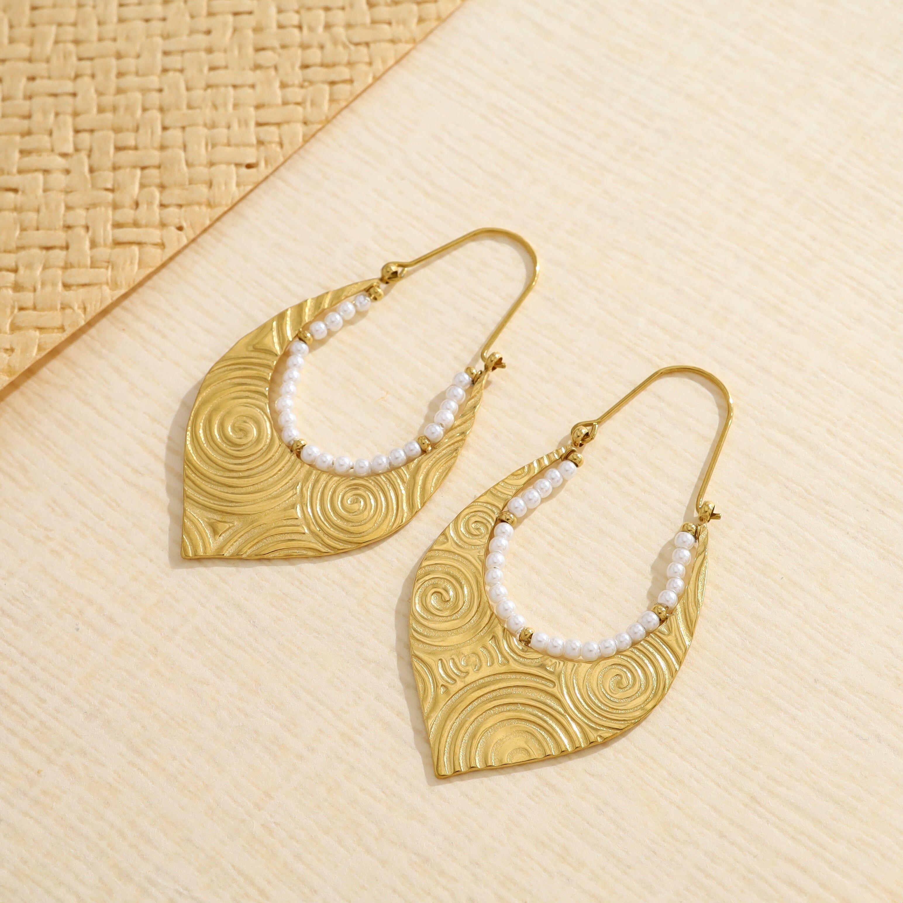 Orecchini pendenti in oro con spirale invertita circondata da perle bianche