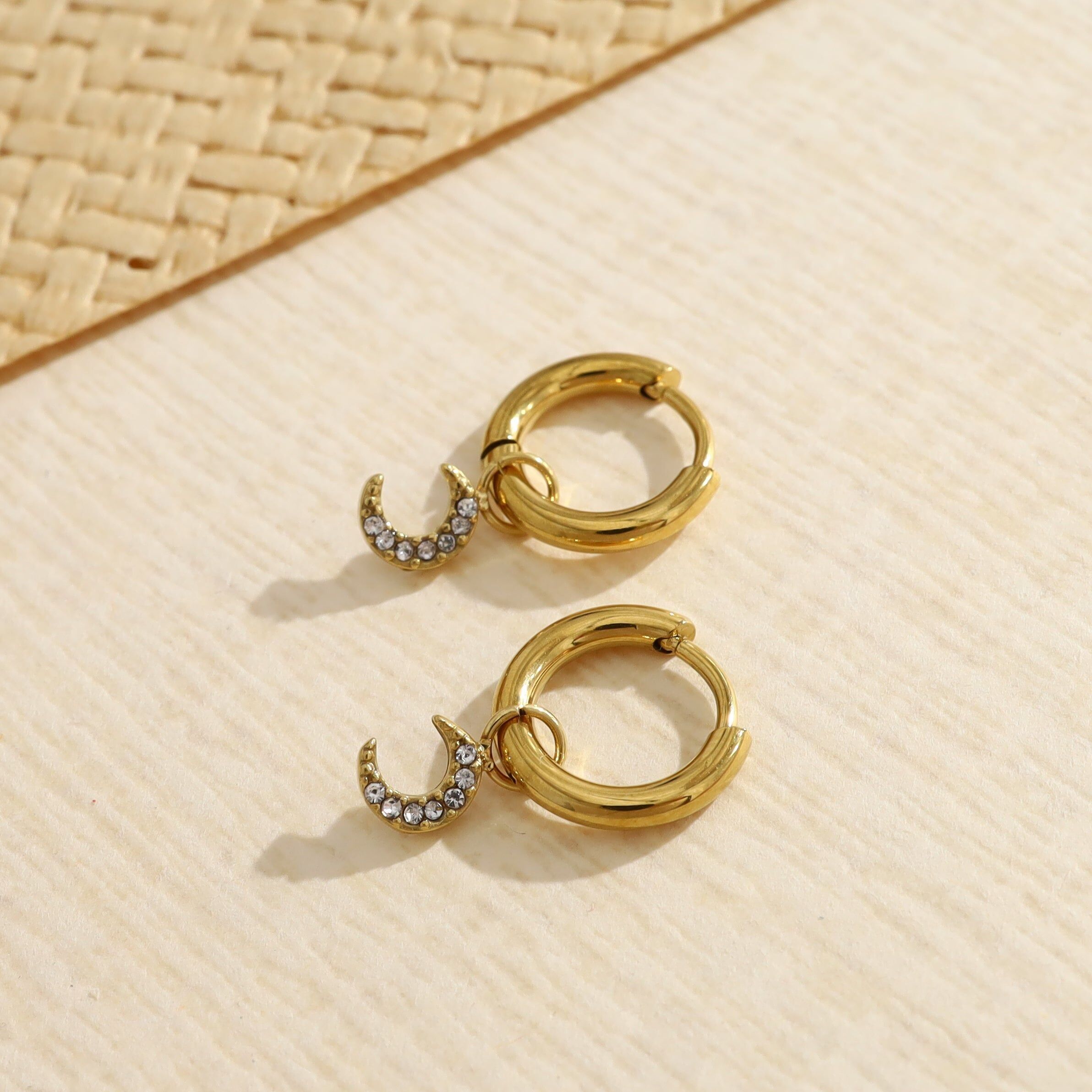 Mini orecchini a cerchio in oro con pendenti a forma di luna in strass lisci