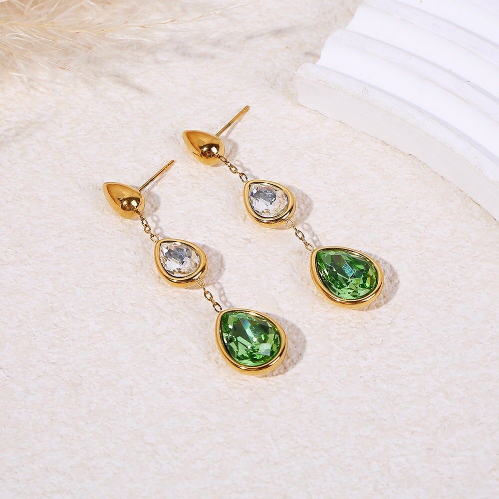 Orecchini pendenti color oro con 3 gocce di vetro bianche e verdi