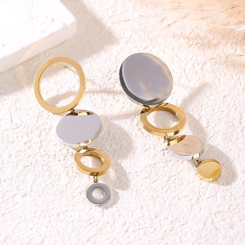 Orecchini pendenti bicolore con cerchi traforati e pieni