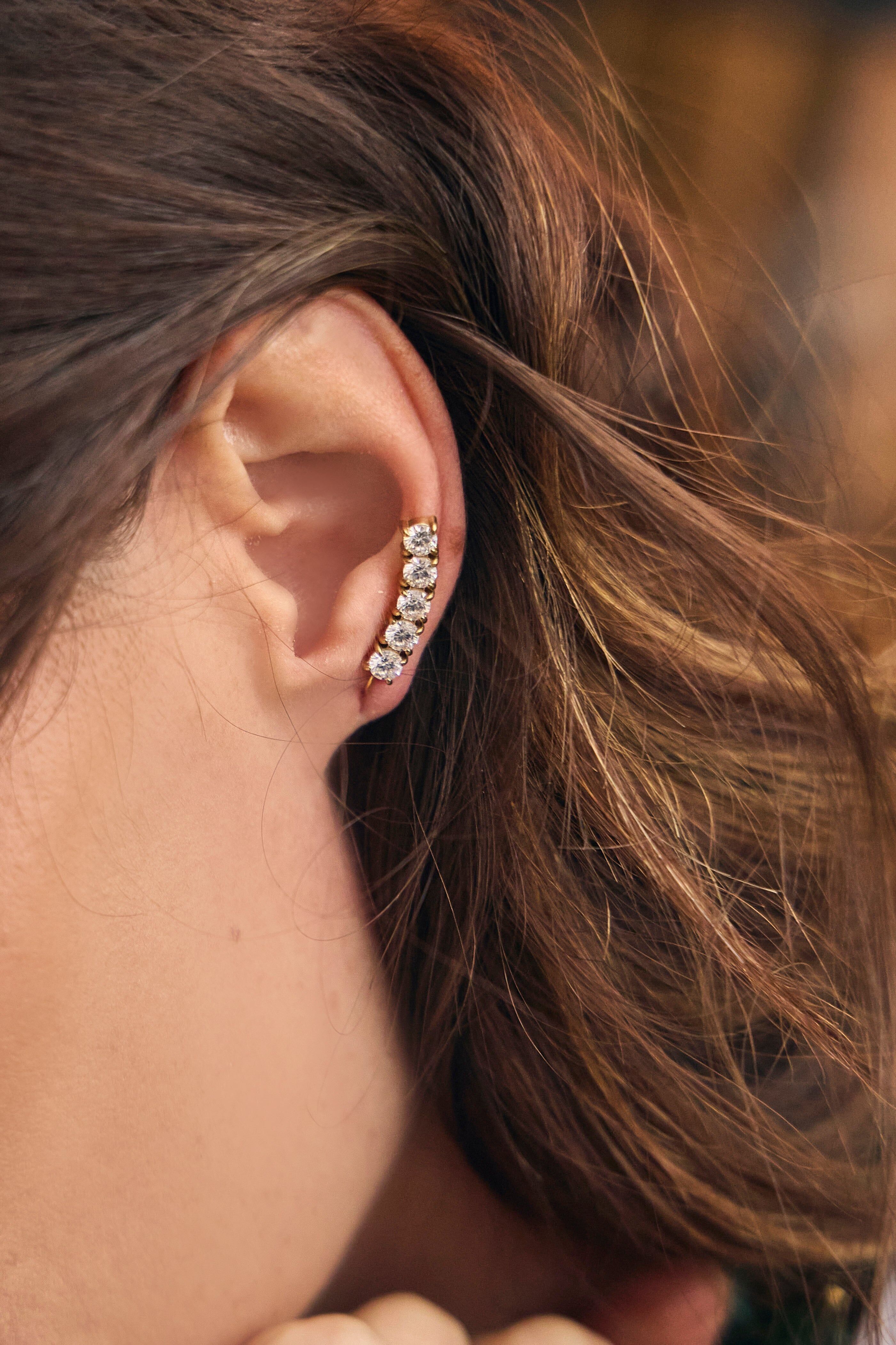 Boucles d'oreilles dorées pendantes ornées de 5 strass ronds alignés