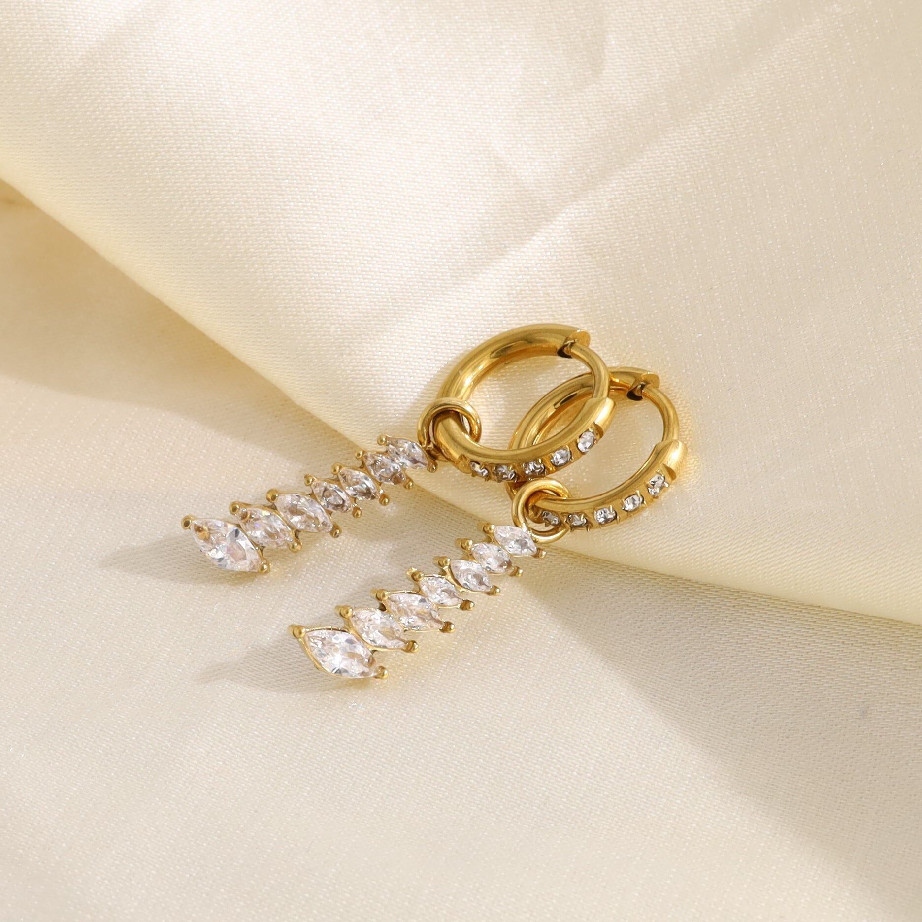 Mini orecchini a cerchio in oro con strass, caratterizzati da 7 forme di diamanti allineate