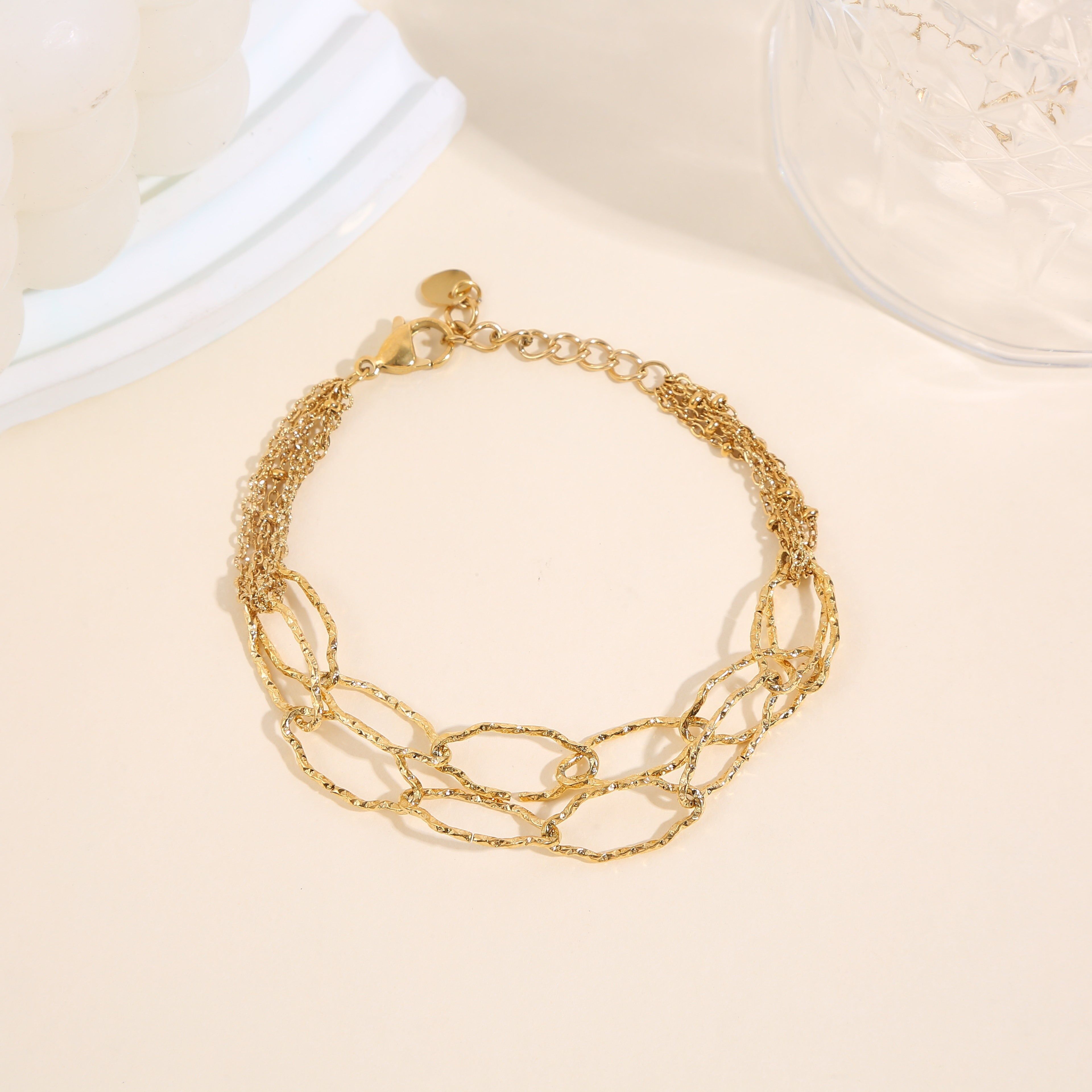 Bracciale multicatena in oro con maglie grandi, martellate e intrecciate