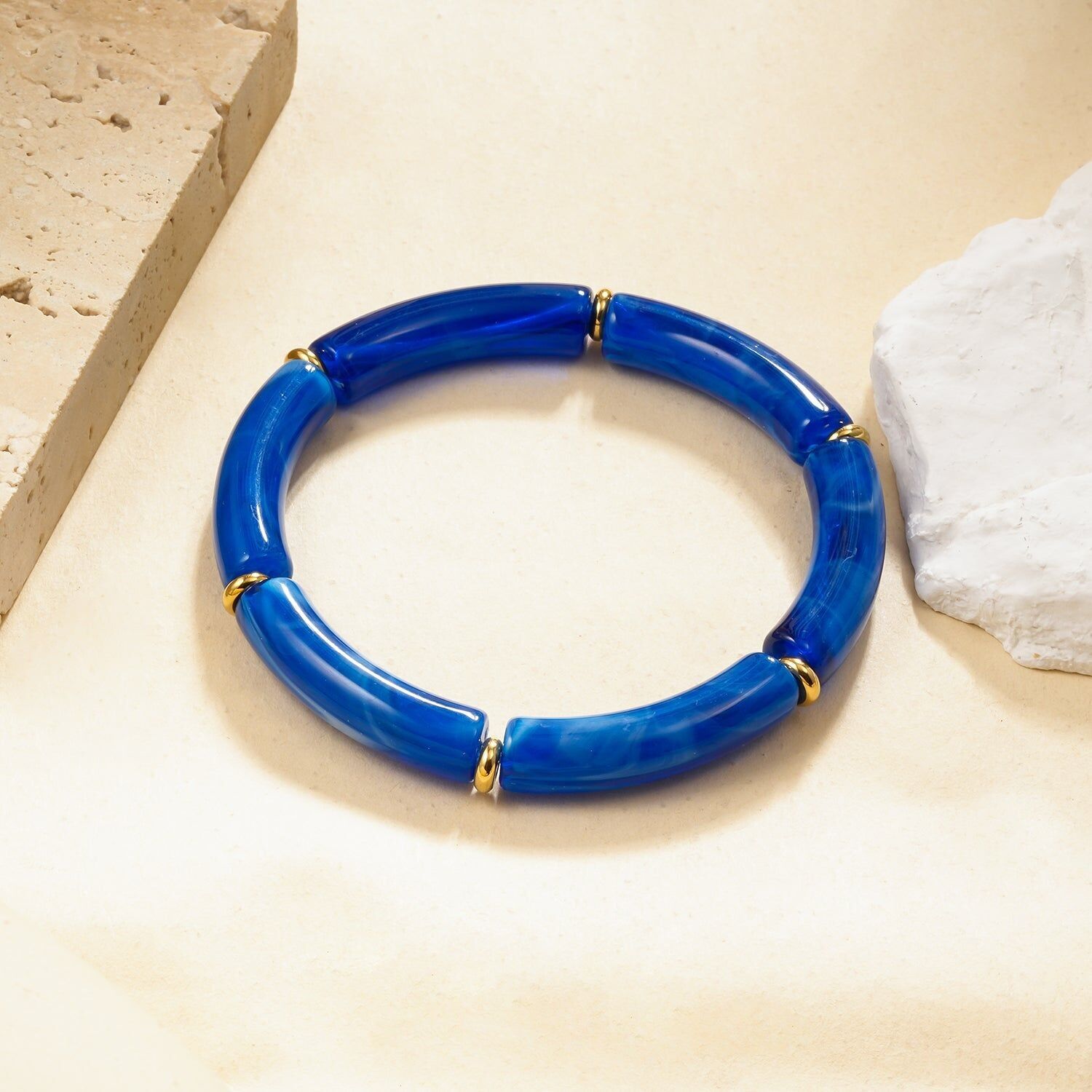 Bracciale elastico con segmenti ed effetto resina marmorizzata blu