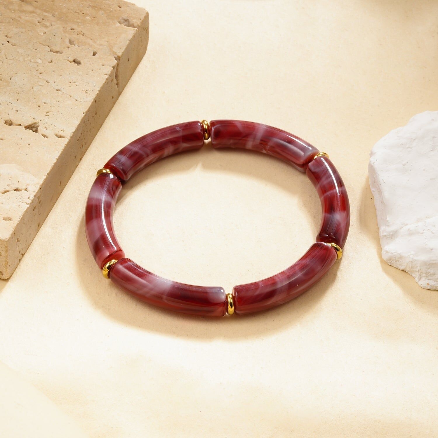 Bracciale elastico in resina effetto marmo rosso con segmenti