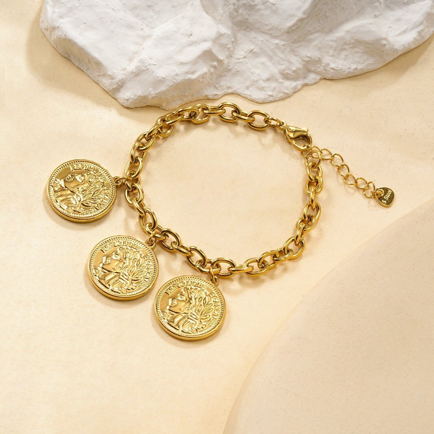 Bracciale a catena in oro con ciondoli a medaglione incisi in stile moneta antica