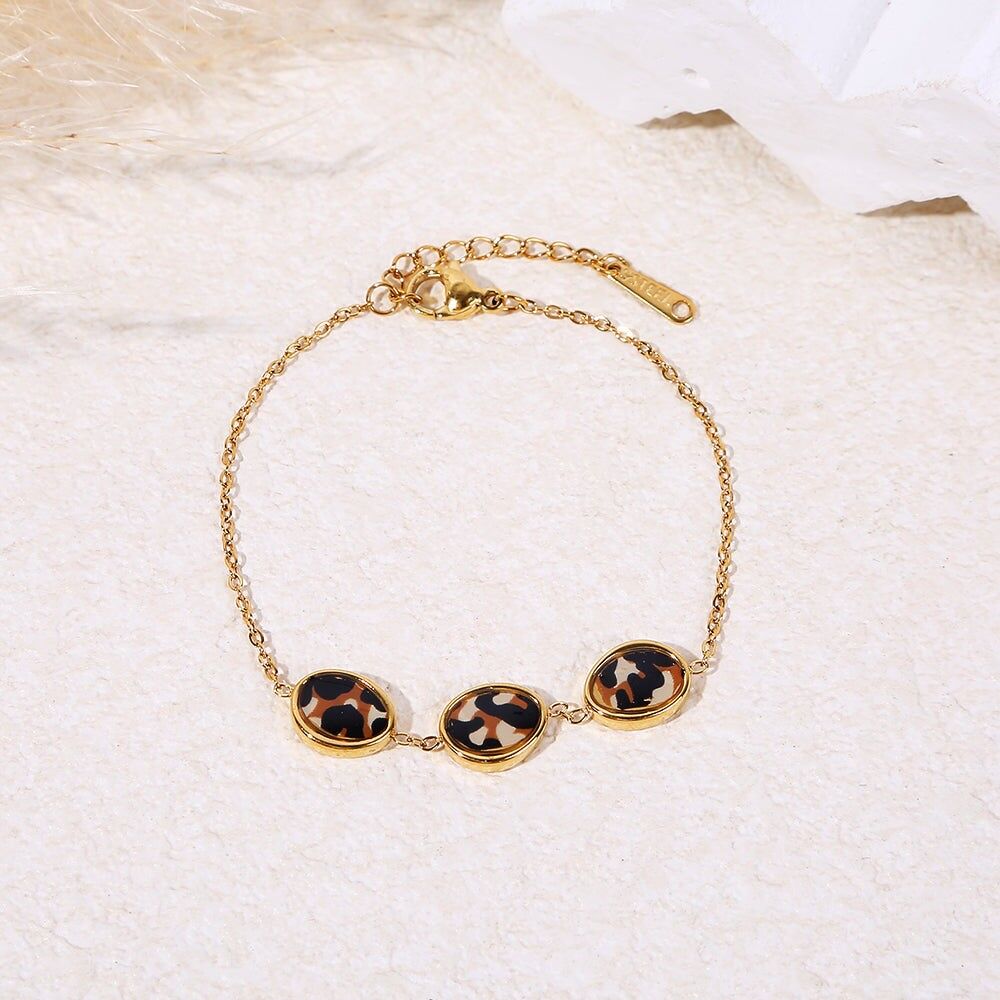 Bracciale a catena sottile color oro con 3 medaglioni ovali con stampa leopardata