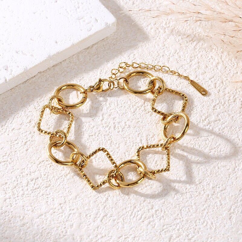 Bracciale a catena in oro con maglie rotonde lisce e martellate alternate e maglie quadrate striate
