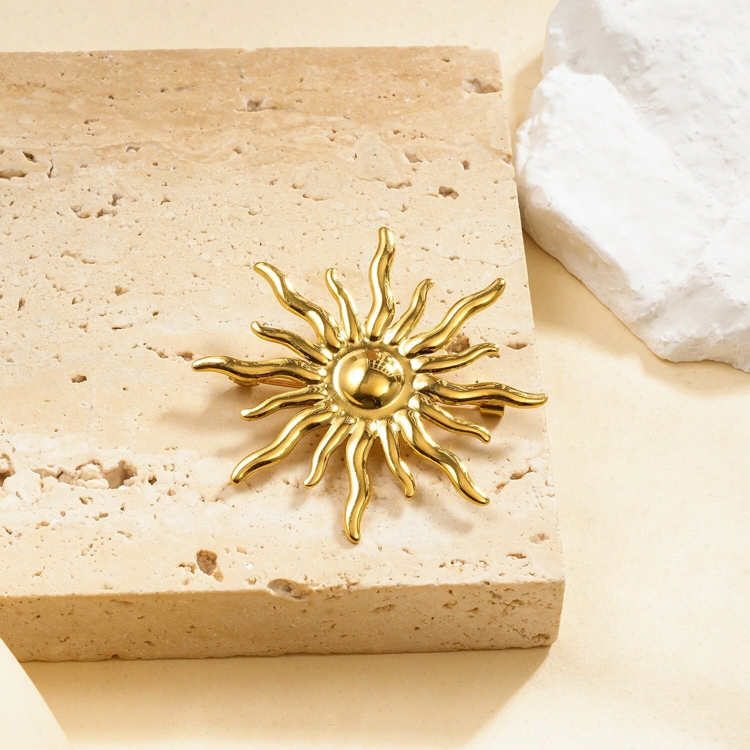 Spilla in oro con finitura bombata effetto specchio e raggiante effetto sole