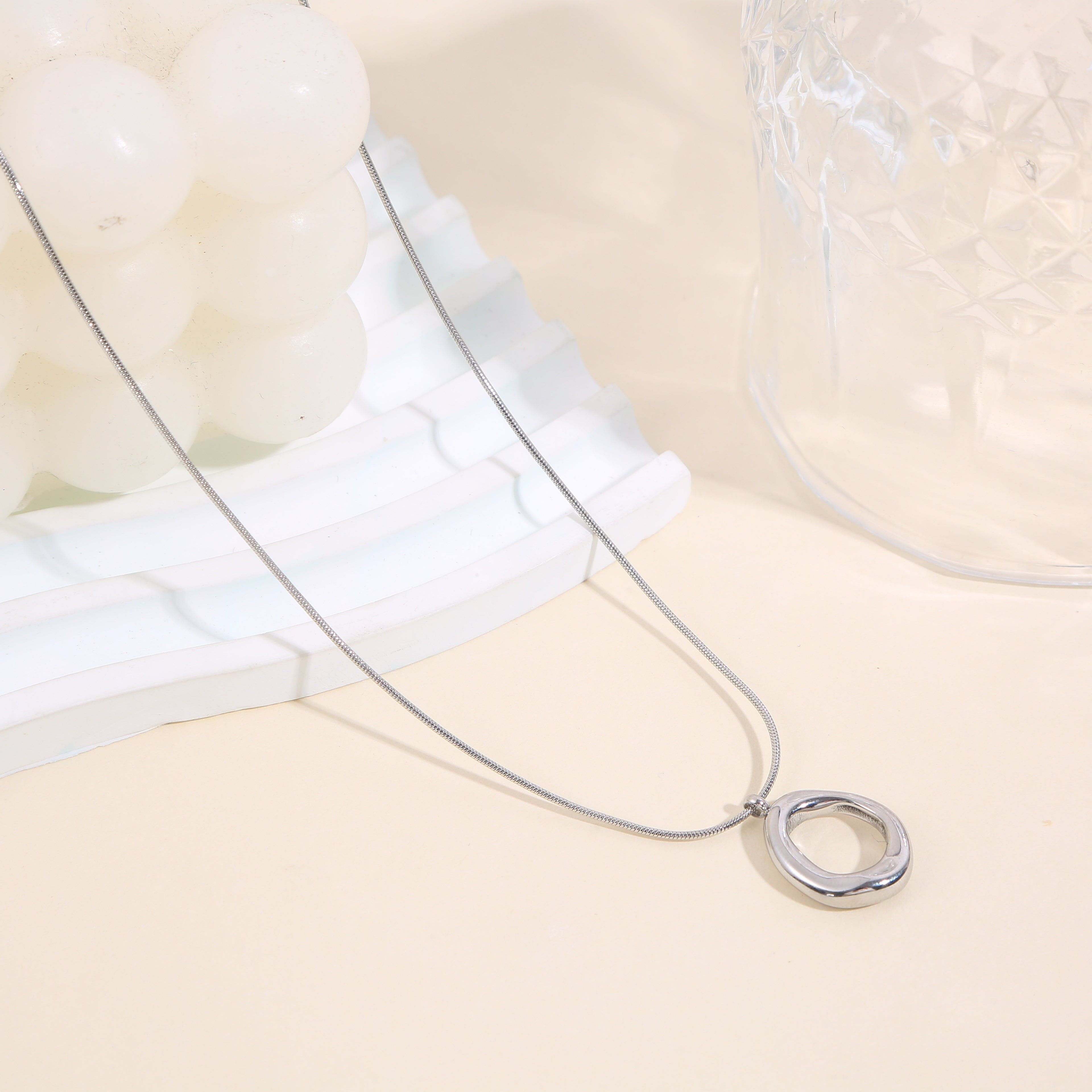 Collana in argento, catena sottile, pendente a forma di serpente rotondo, anello arrotondato con effetto specchio