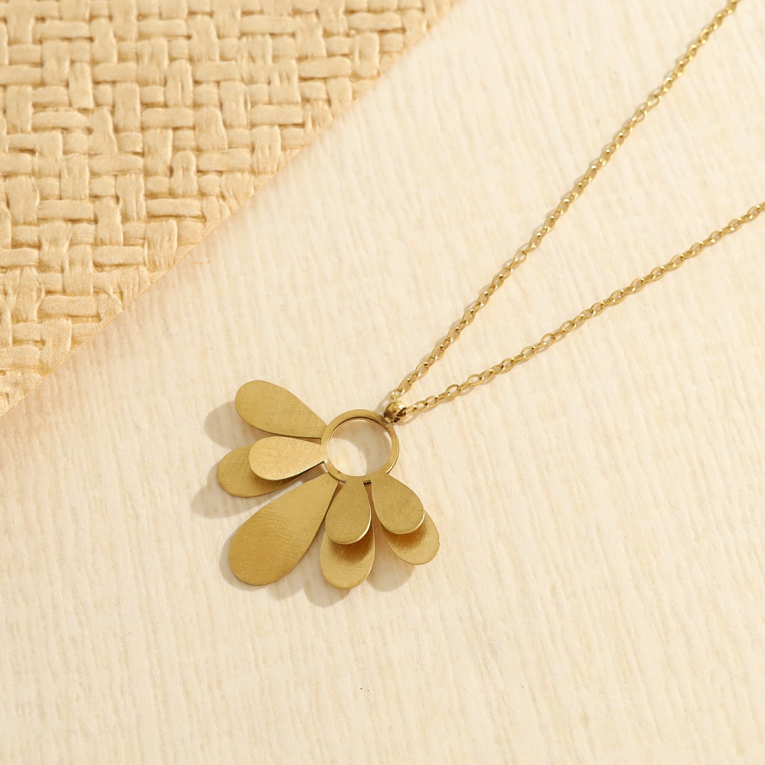 Collana in oro con una delicata catena in oro e petali spazzolati