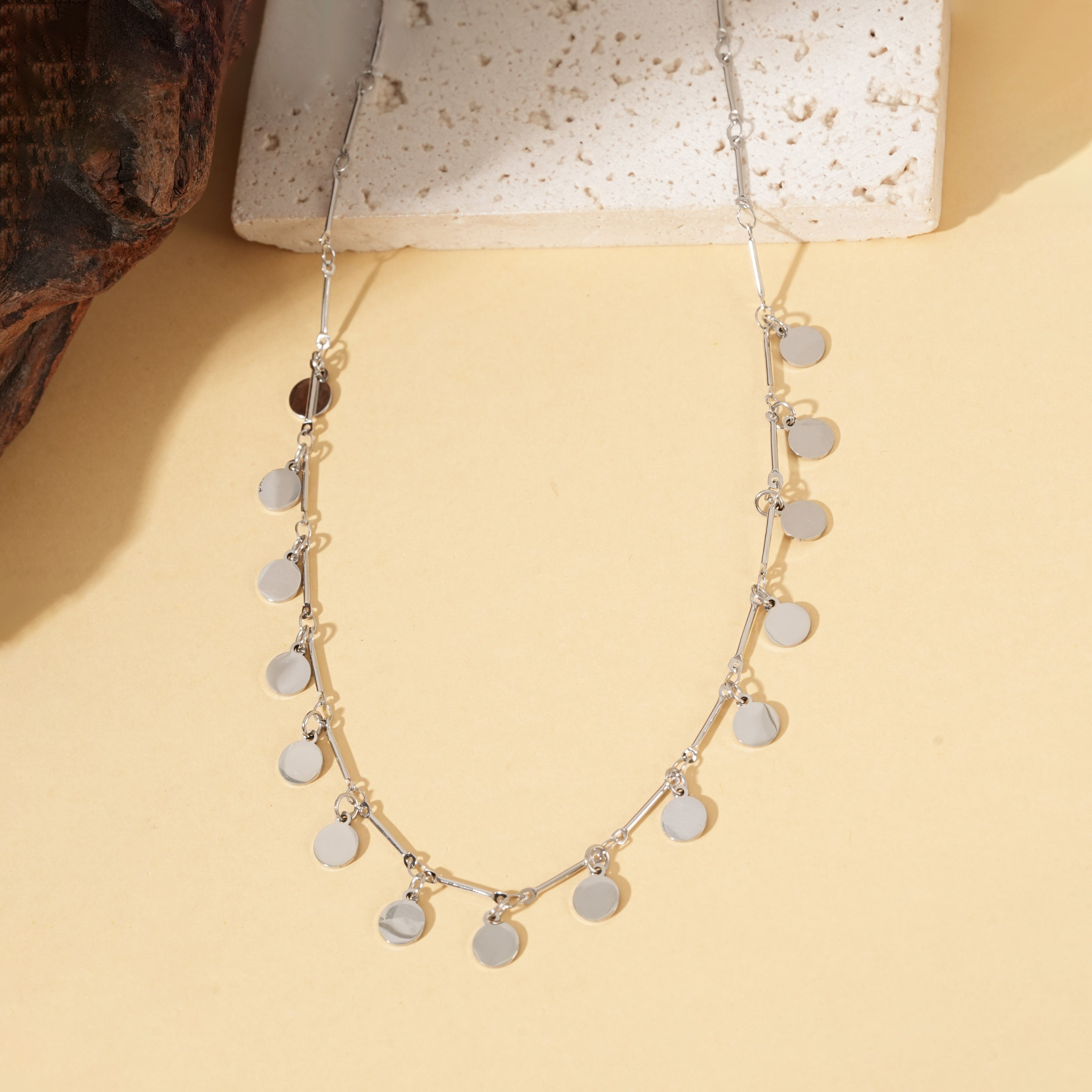 Collana in argento con catena sottile ornata da dischi rotondi lucidi e barre lisce