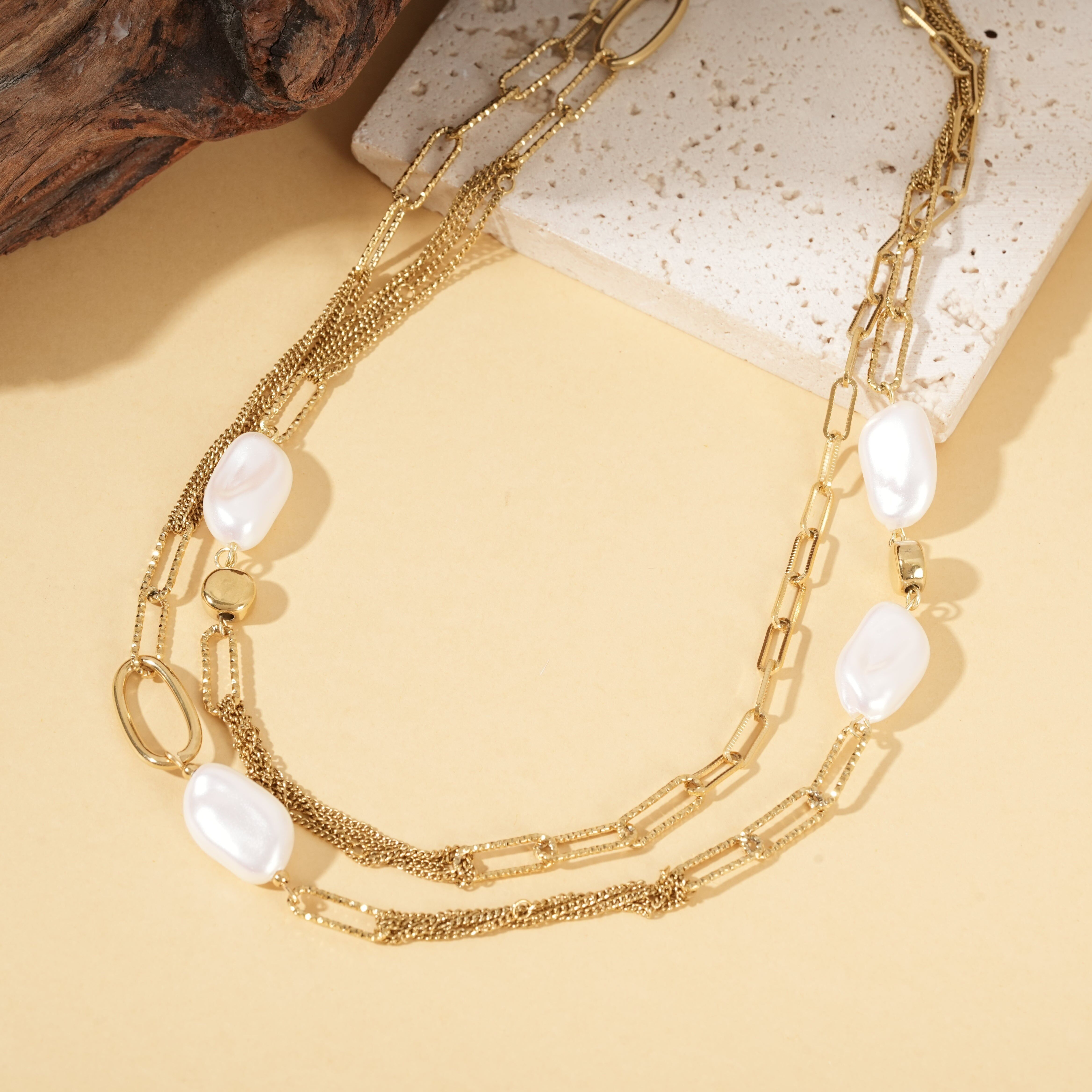 Collana sautoir multicatena in oro con texture e perle