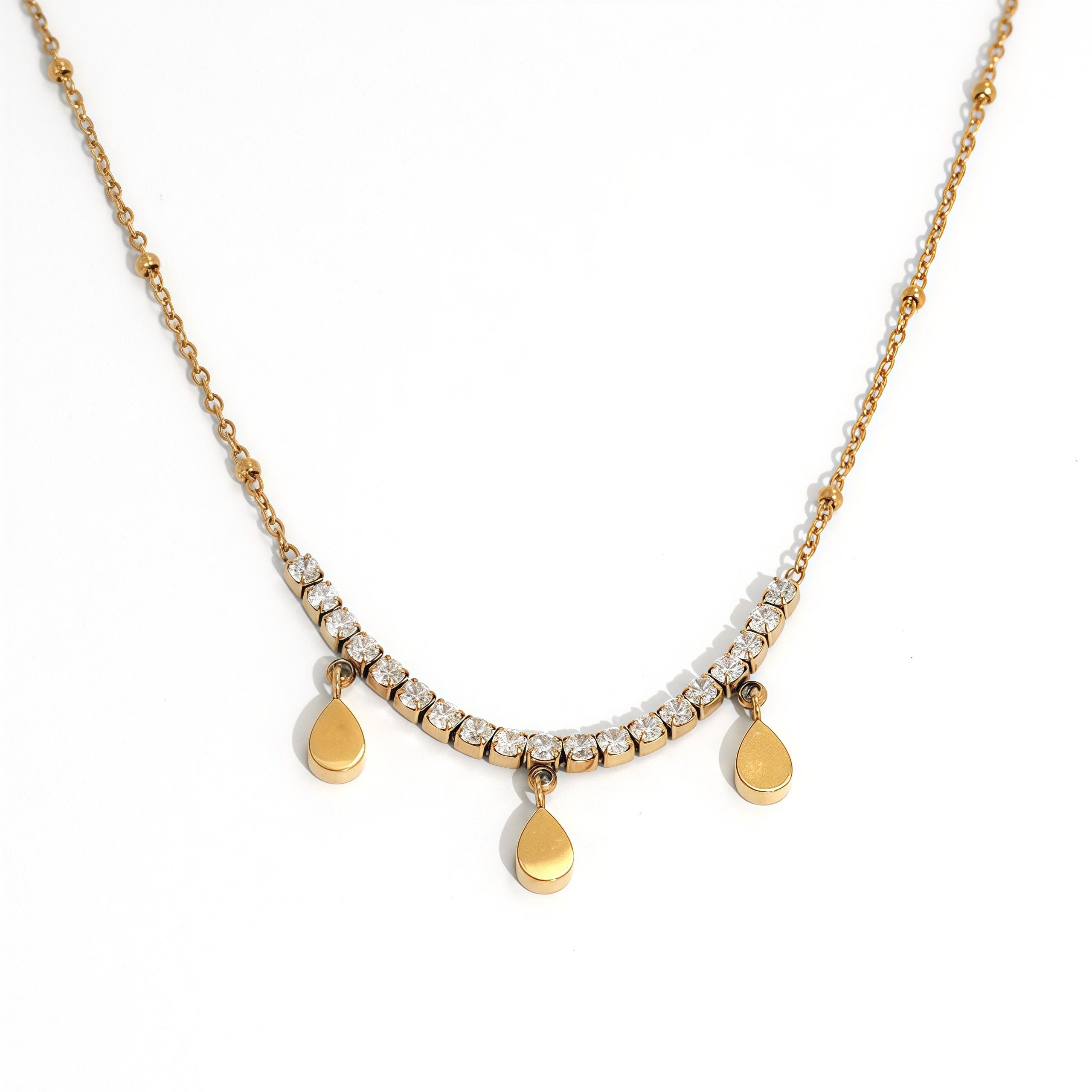 Collana color oro con catena sottile, una fila di strass e 3 pendenti lisci a forma di goccia.