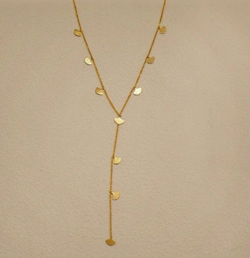 Goldfarbene, Y-förmige Halskette mit einer Ginkgoblüte
