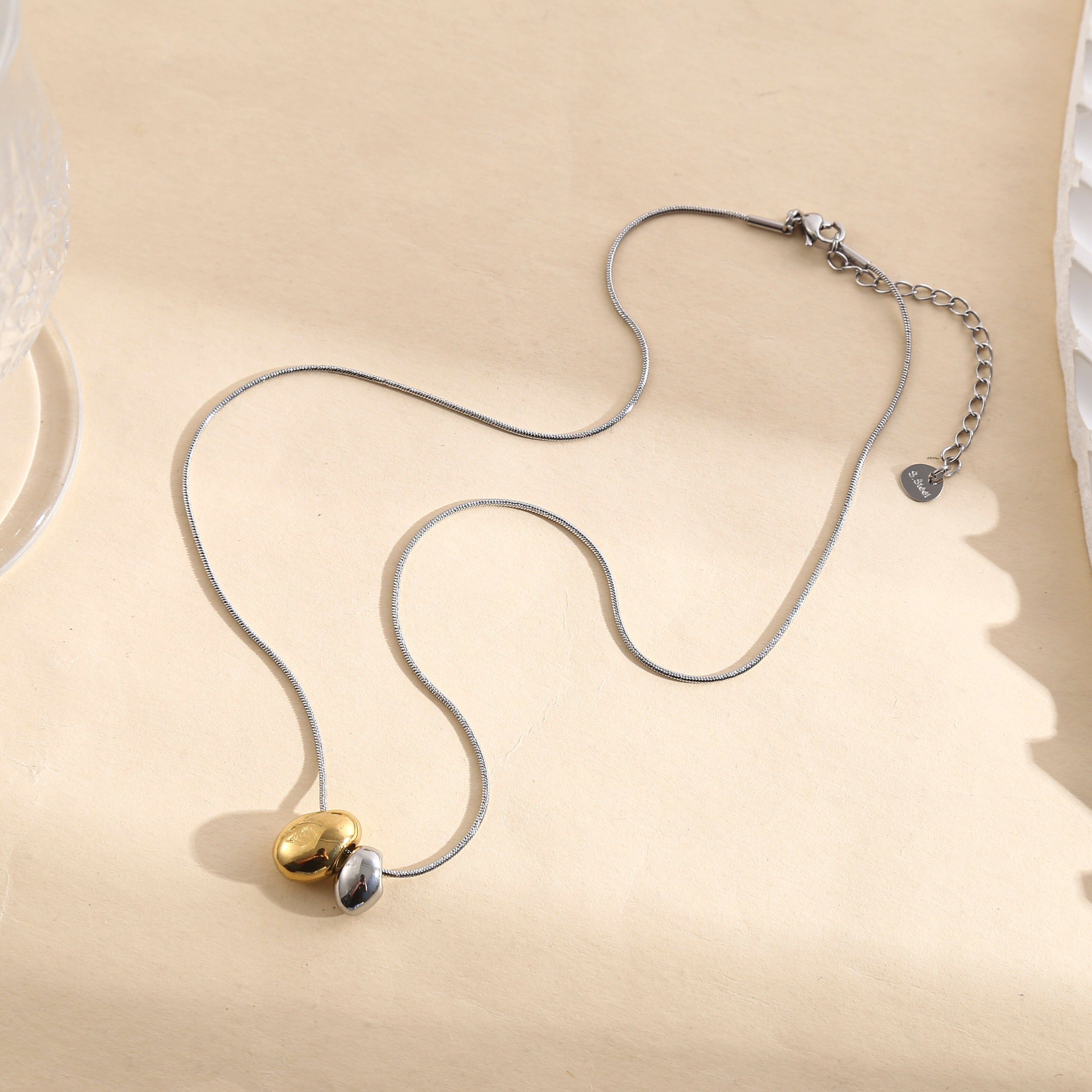 Collana a catena in argento con pendente a forma di serpente bombato in oro e argento