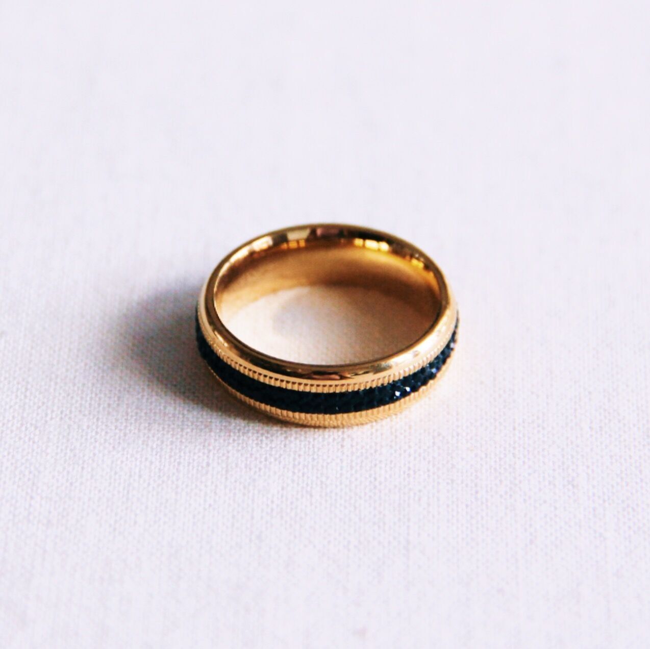 Anello con pietre nere lucide