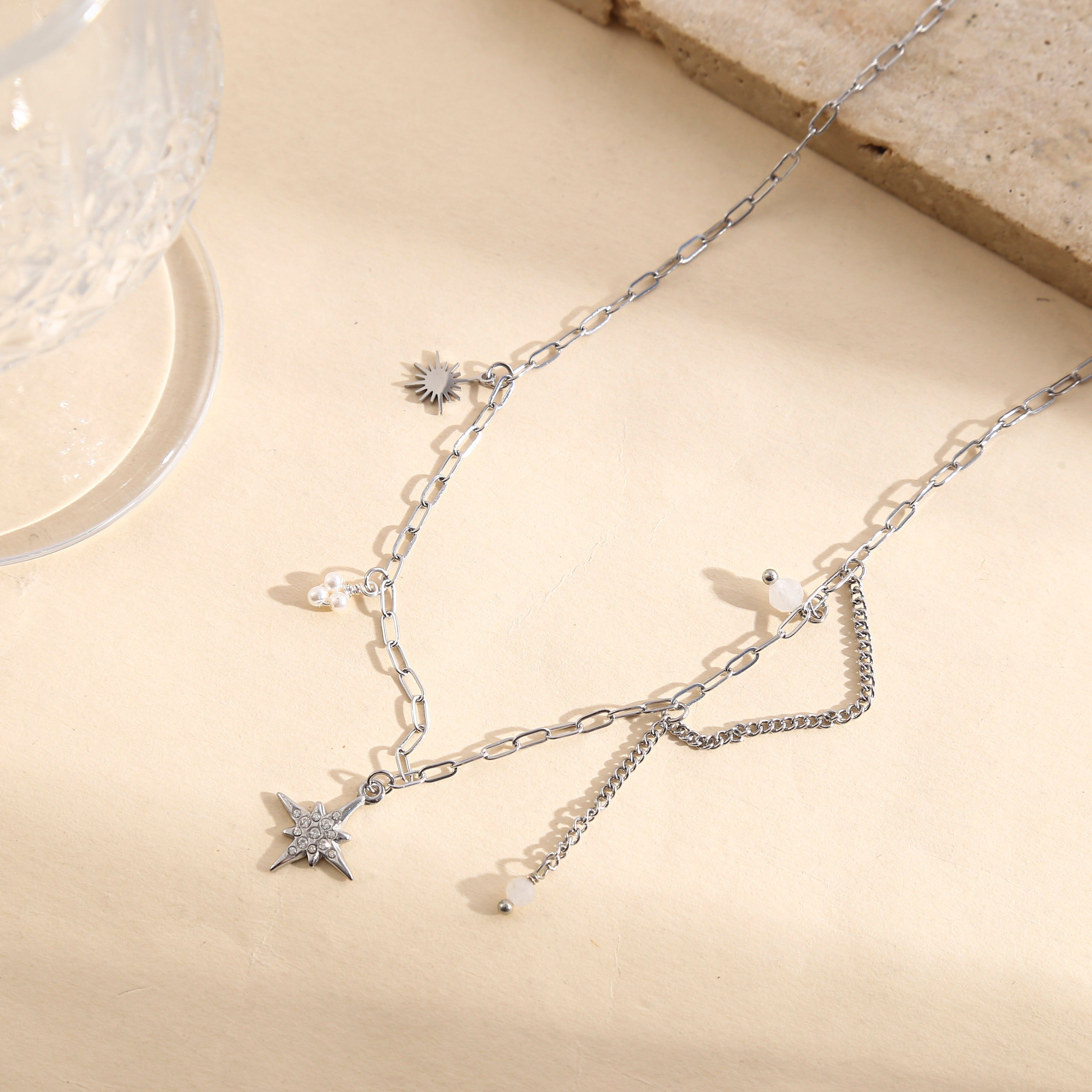 Collana a catena in argento con ciondolo a forma di stella con strass, piccole perline e catena pendente