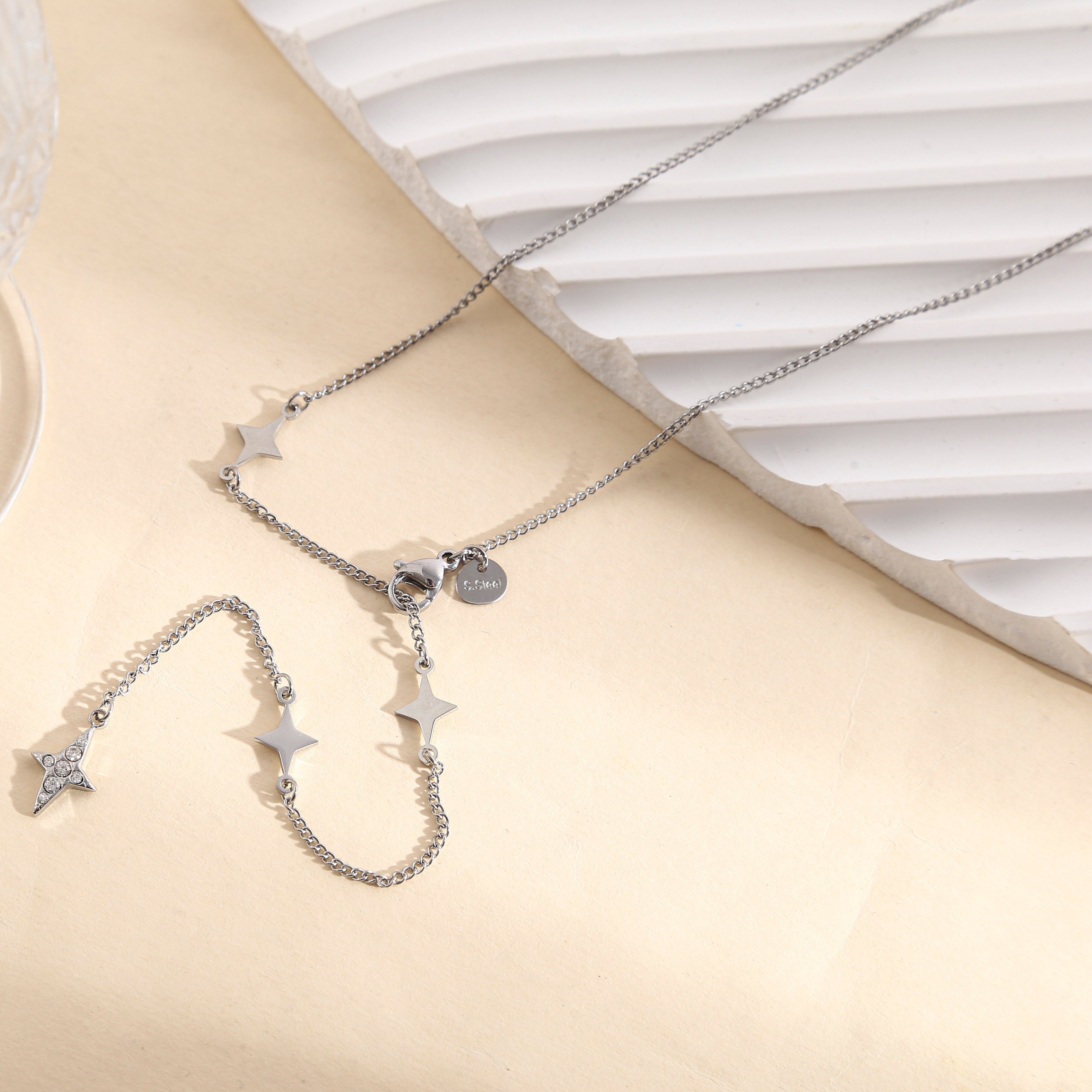 Collana in argento con catena sottile incastonata con chiusura a stella a quattro punte e stella di strass