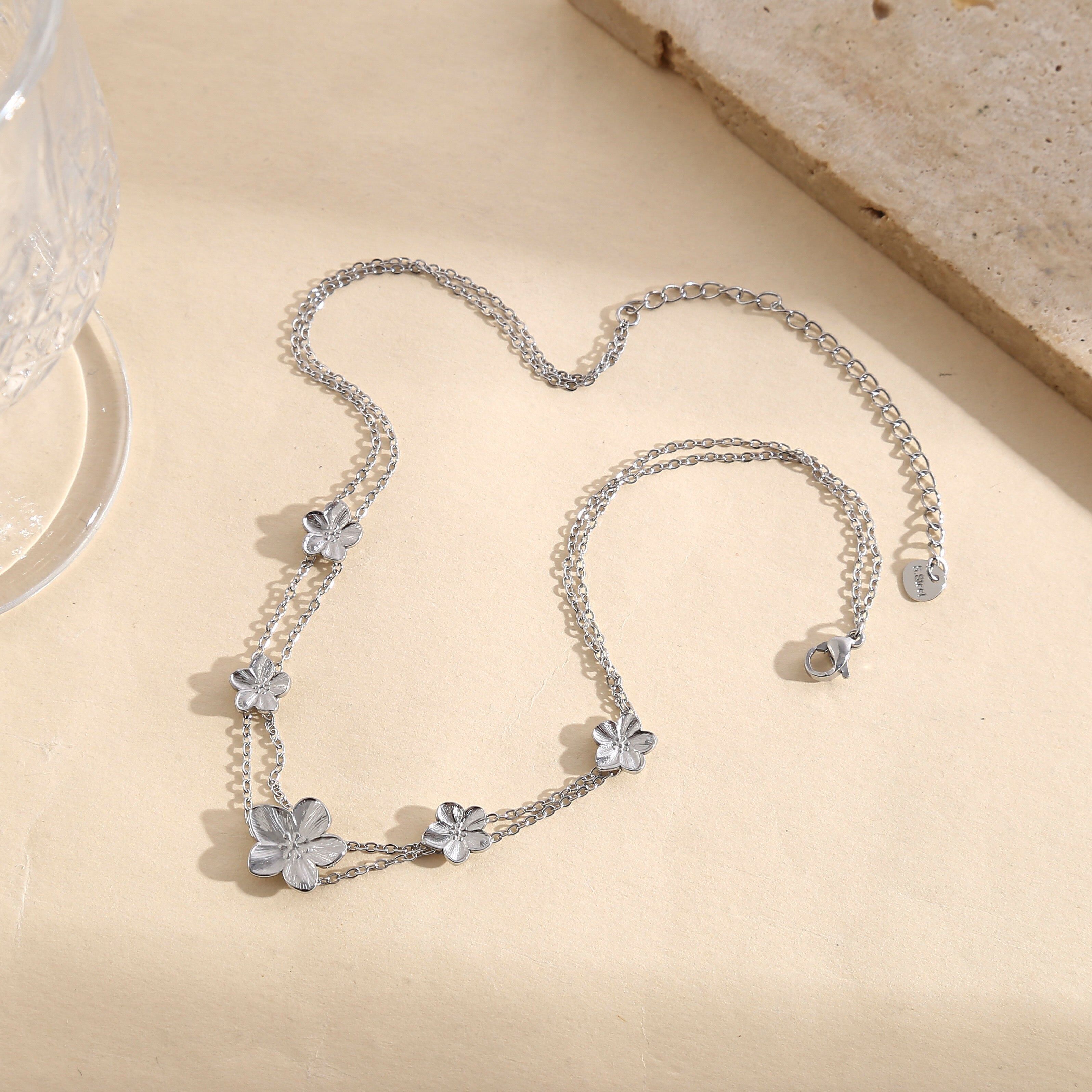 Collana girocollo in argento con doppia catena sottile ornata di fiori