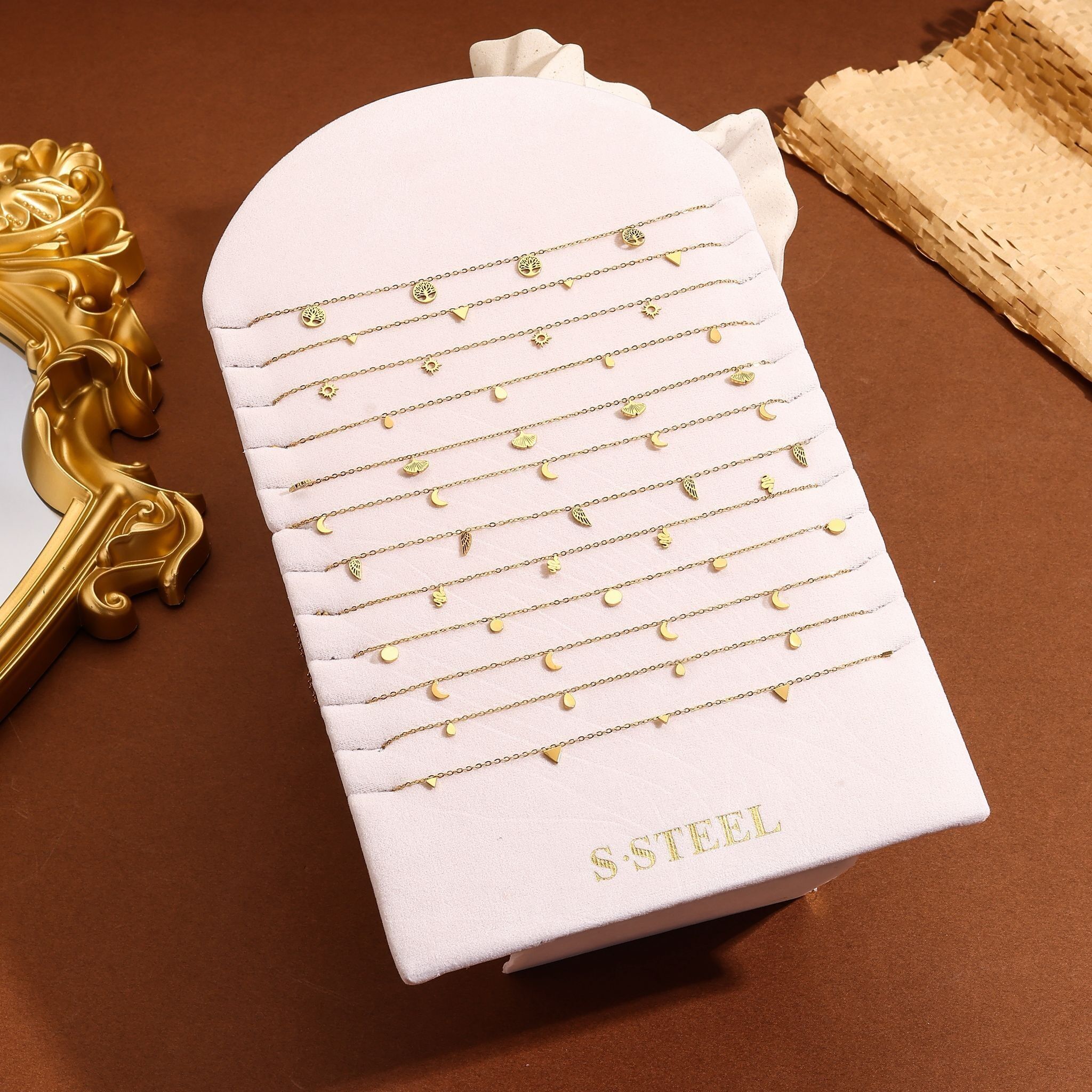 Set di 12 collane in oro fino con vari ciondoli (triangoli, fiori, lune, dischi…)