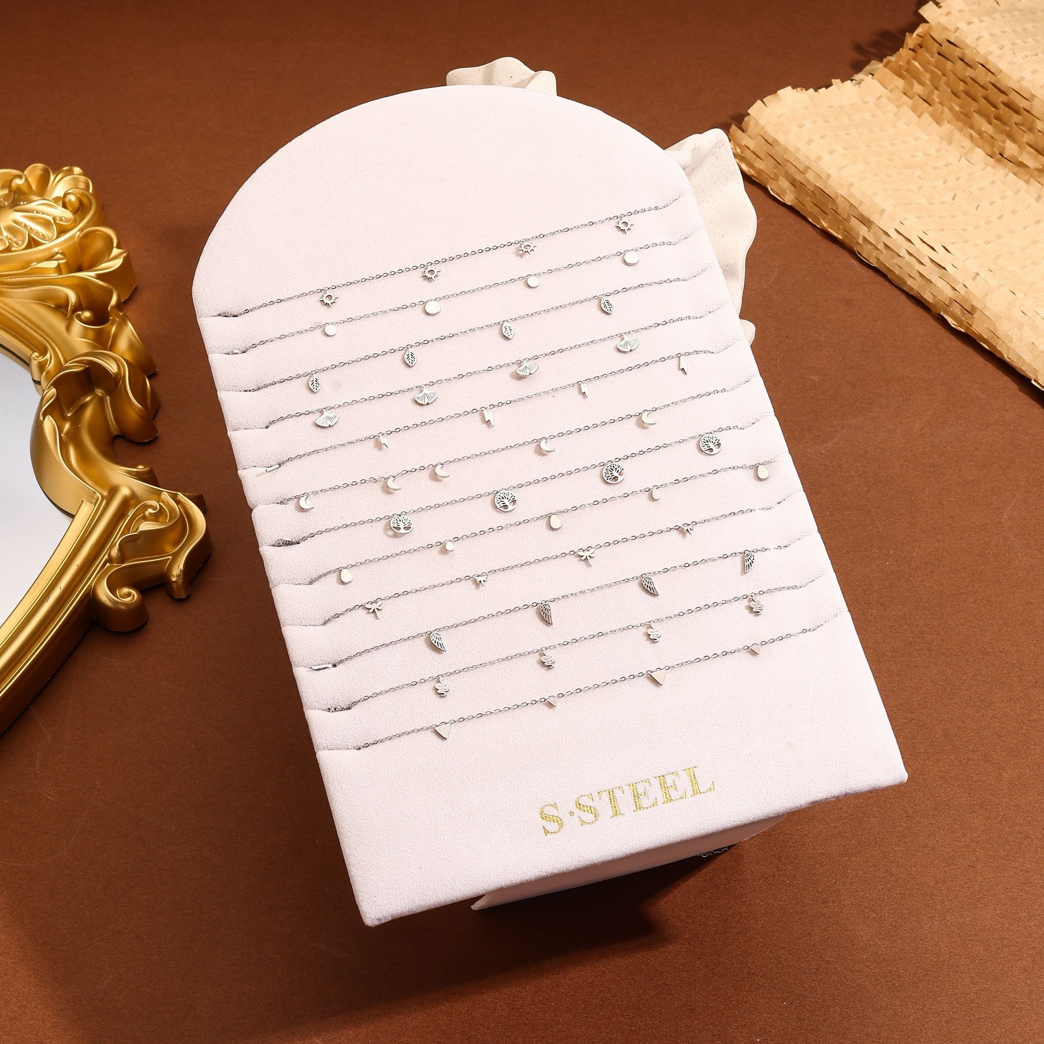 Set di 12 collane a catena sottile in argento con vari ciondoli (triangoli, fiori, lune, dischi…)