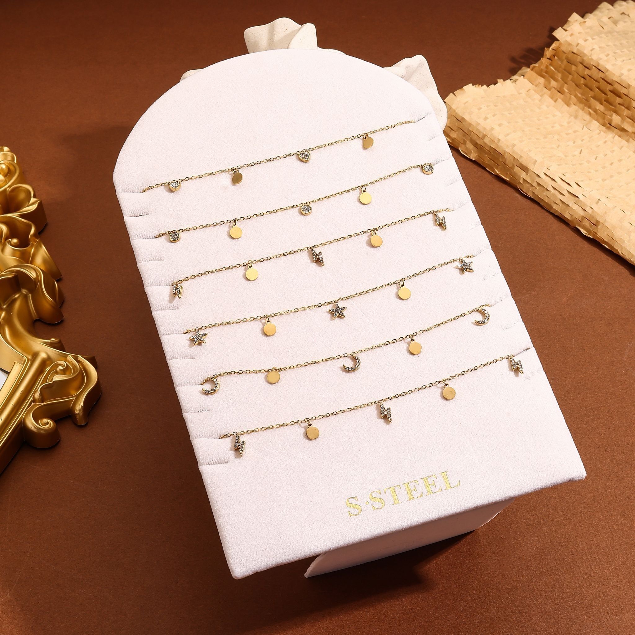 Set di 6 collane in oro fino con nappe e strass di vario tipo (cuori, fulmini, lune, dischi…)