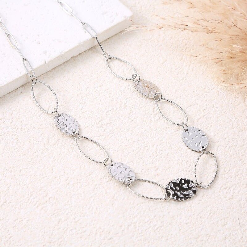 Collana in argento con maglie ovali testurizzate alternate a medaglioni rotondi martellati