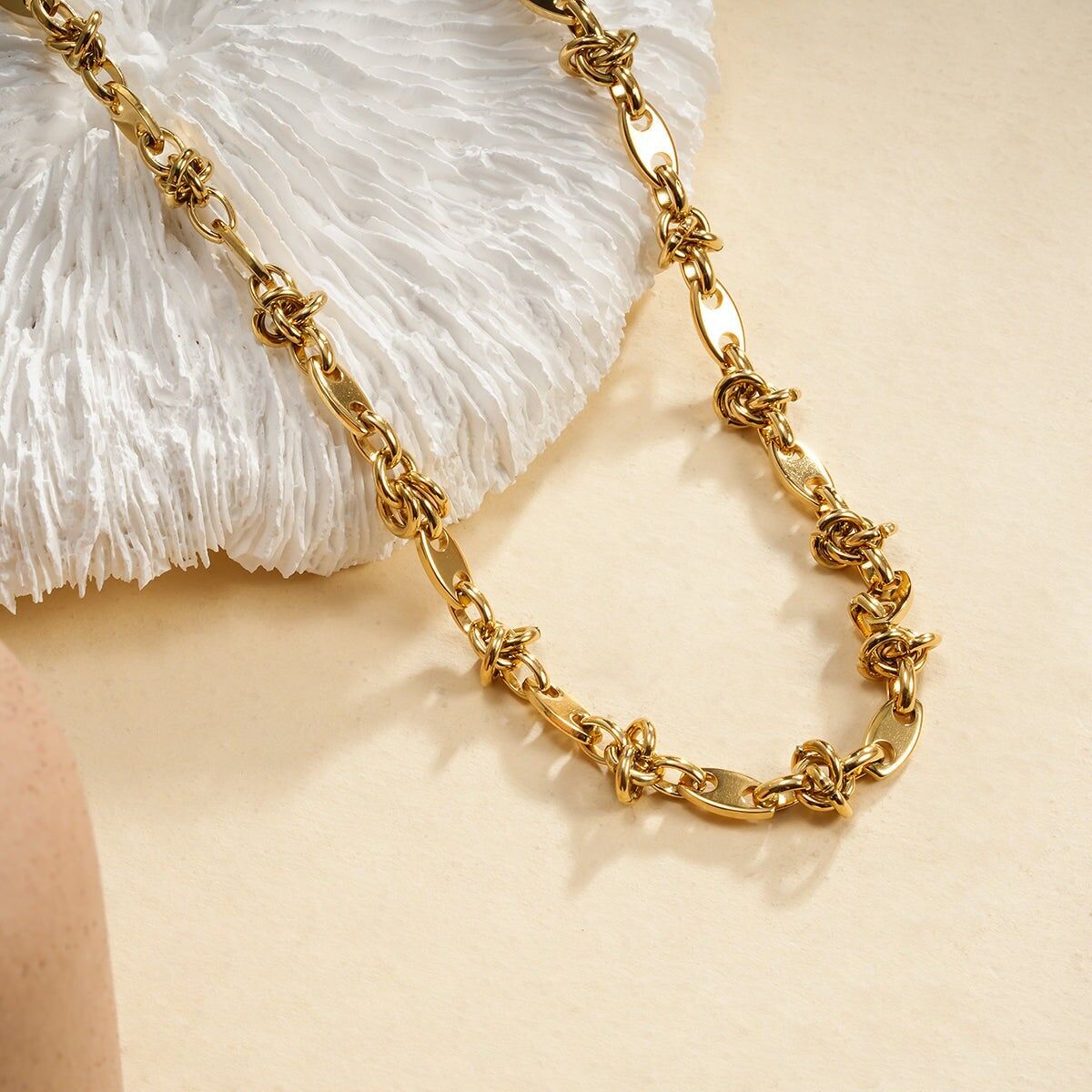 Collana in oro con nodi circolari lisci a forma di chicco di caffè