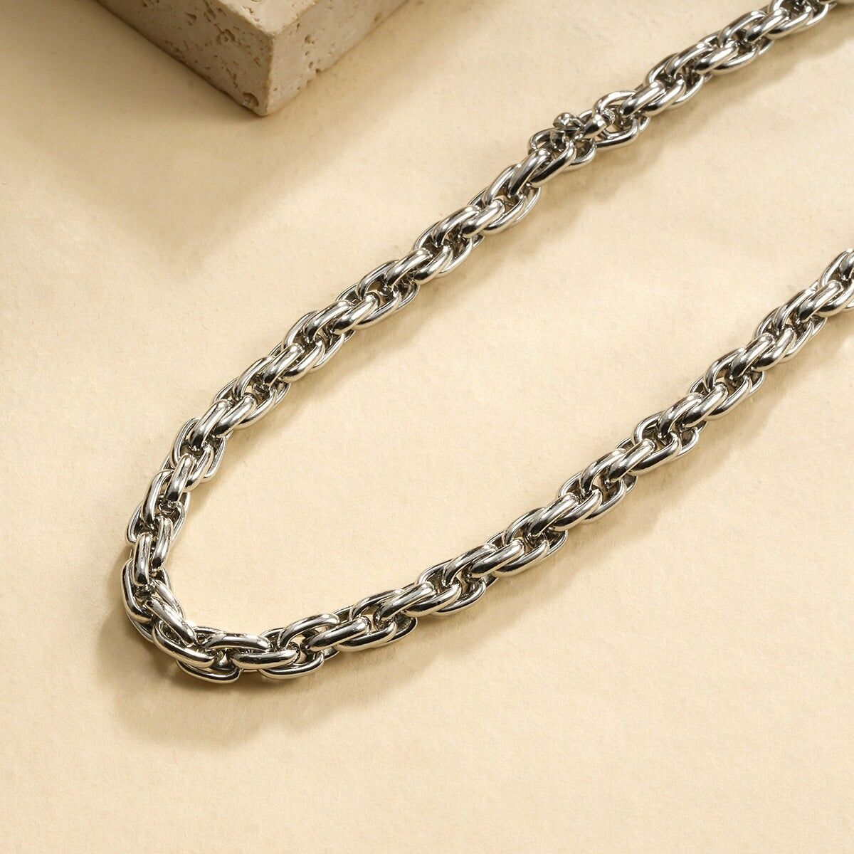 Collana a catena barbazzale color argento con catena barbazzale a doppio filo intrecciato e spesso effetto specchio intrecciato.