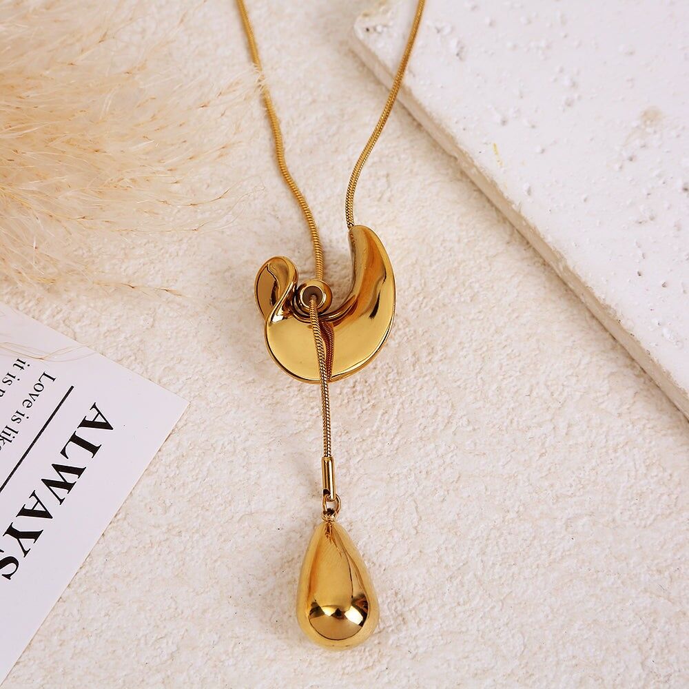 Collana lunga regolabile color oro con catena a serpente e pendente a forma di lacrima bombata