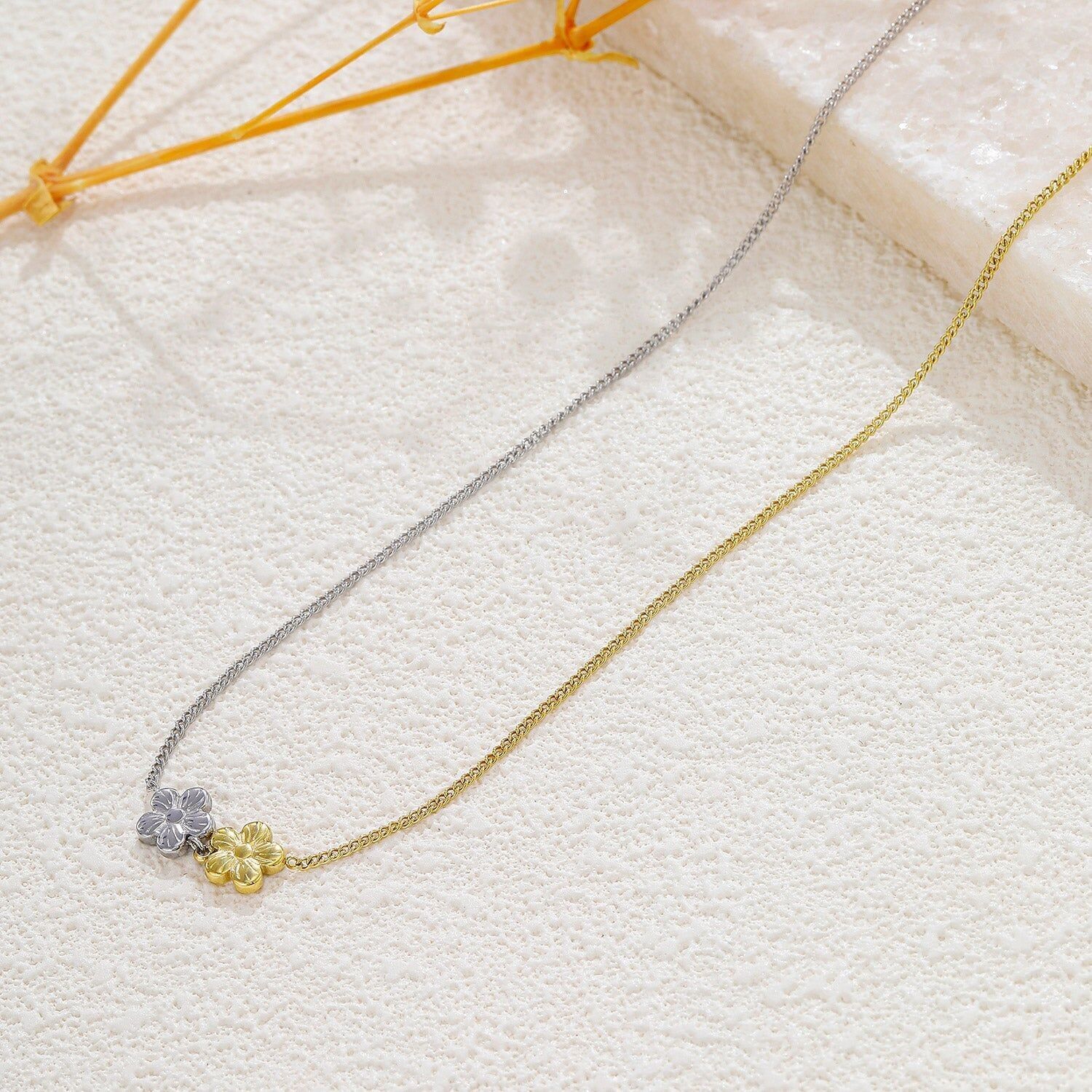 Delicata collana bicolore in argento e oro con doppio fiore e 5 petali