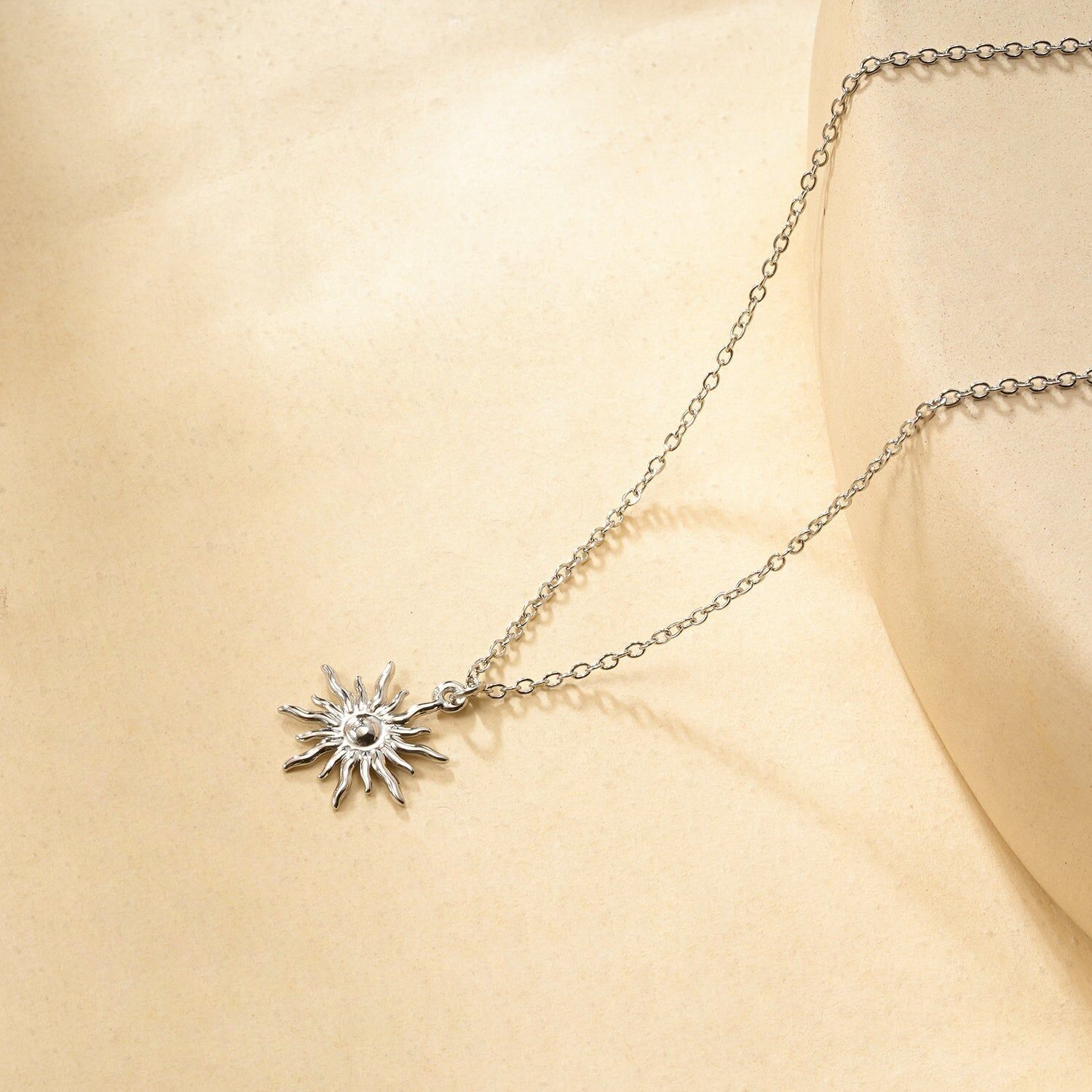 Silberne Halskette mit feiner Kette und strahlendem Sonnenanhänger