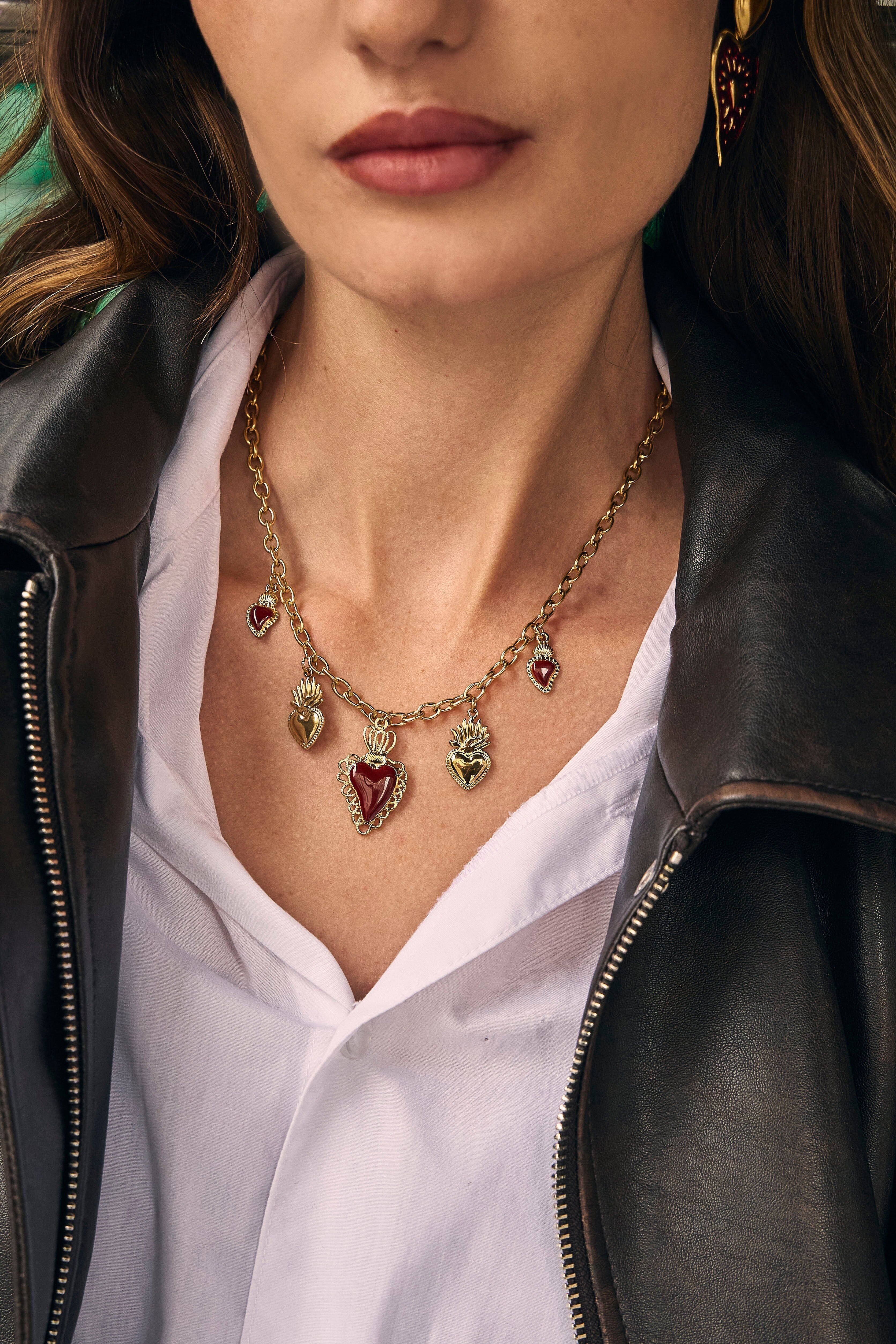 Collana a catena in oro con pendenti a forma di cuore ex voto e centro in smalto rosso