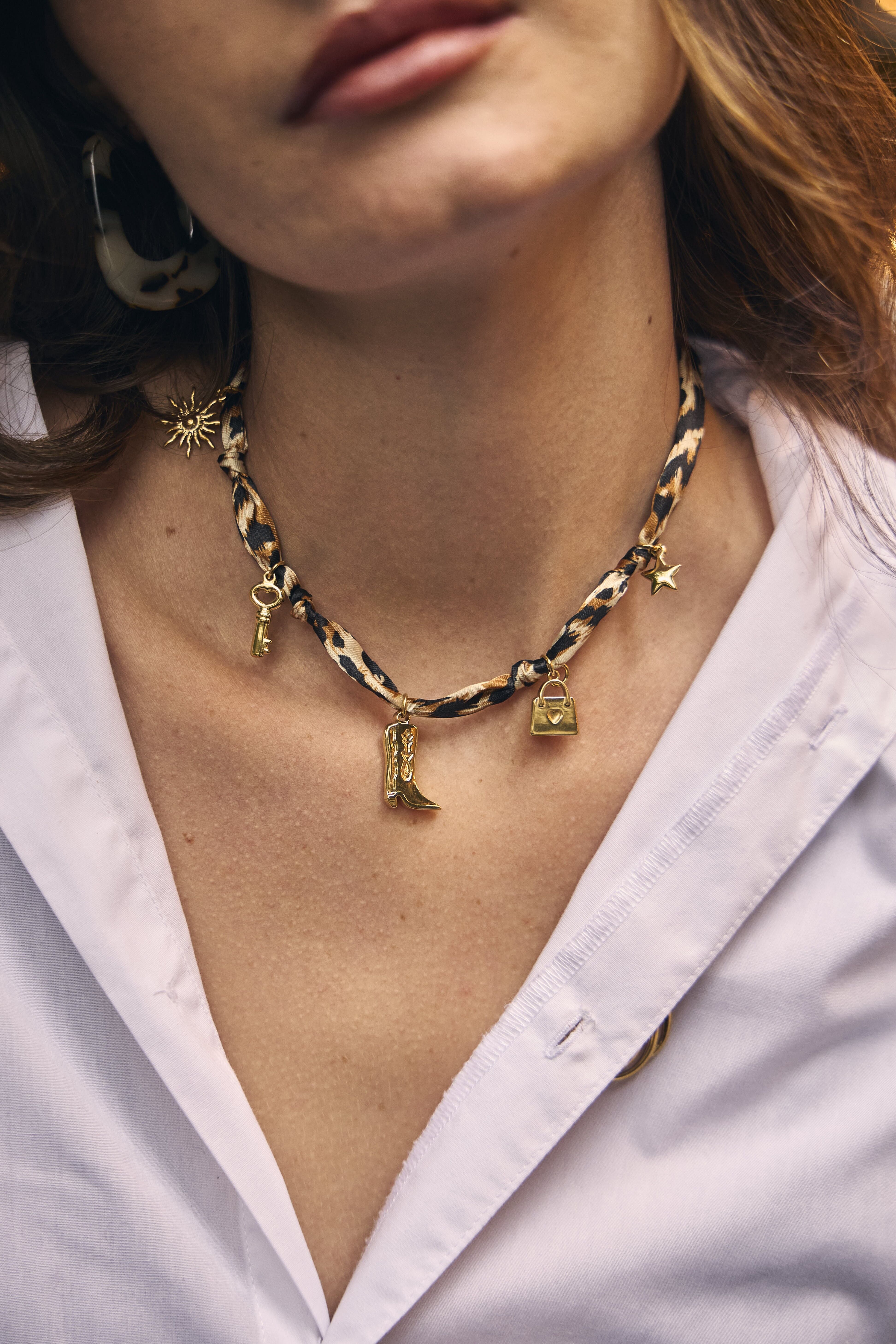 Collana in tessuto con stampa leopardata e ciondoli a forma di stivali dorati